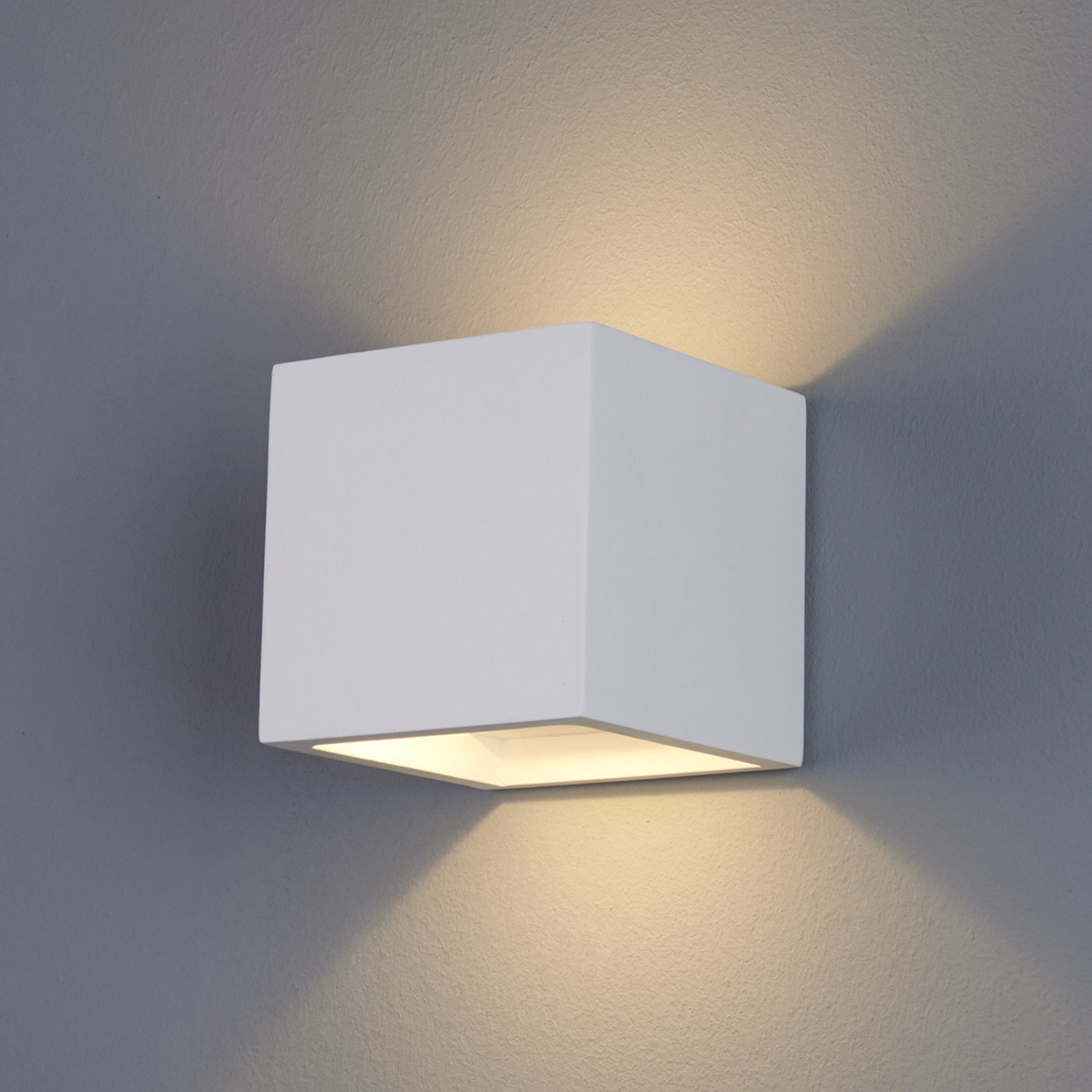 Kubeformet LED-vegglampe Marita laget av gips
