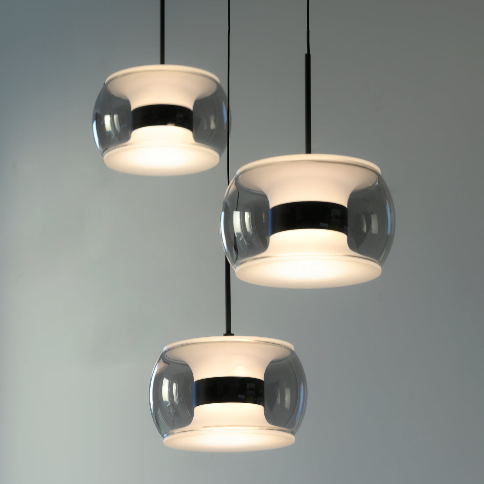 LED piekaramā lampa „Fumea“, garums 71 cm, melna/dūmu krāsā, stikls, CCT, 3 LED piekaramā lampa „Fumea“, garums 71 cm, melna/dūmu krāsā, stikls, CCT, 3