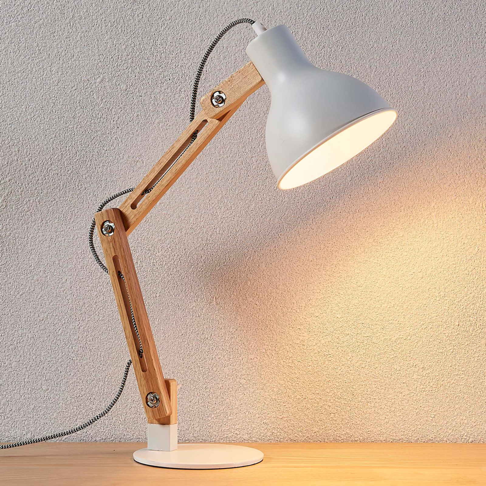 test toewijzen Prijs Houten bureaulamp met witte kap Shivanja | Lampen24.nl