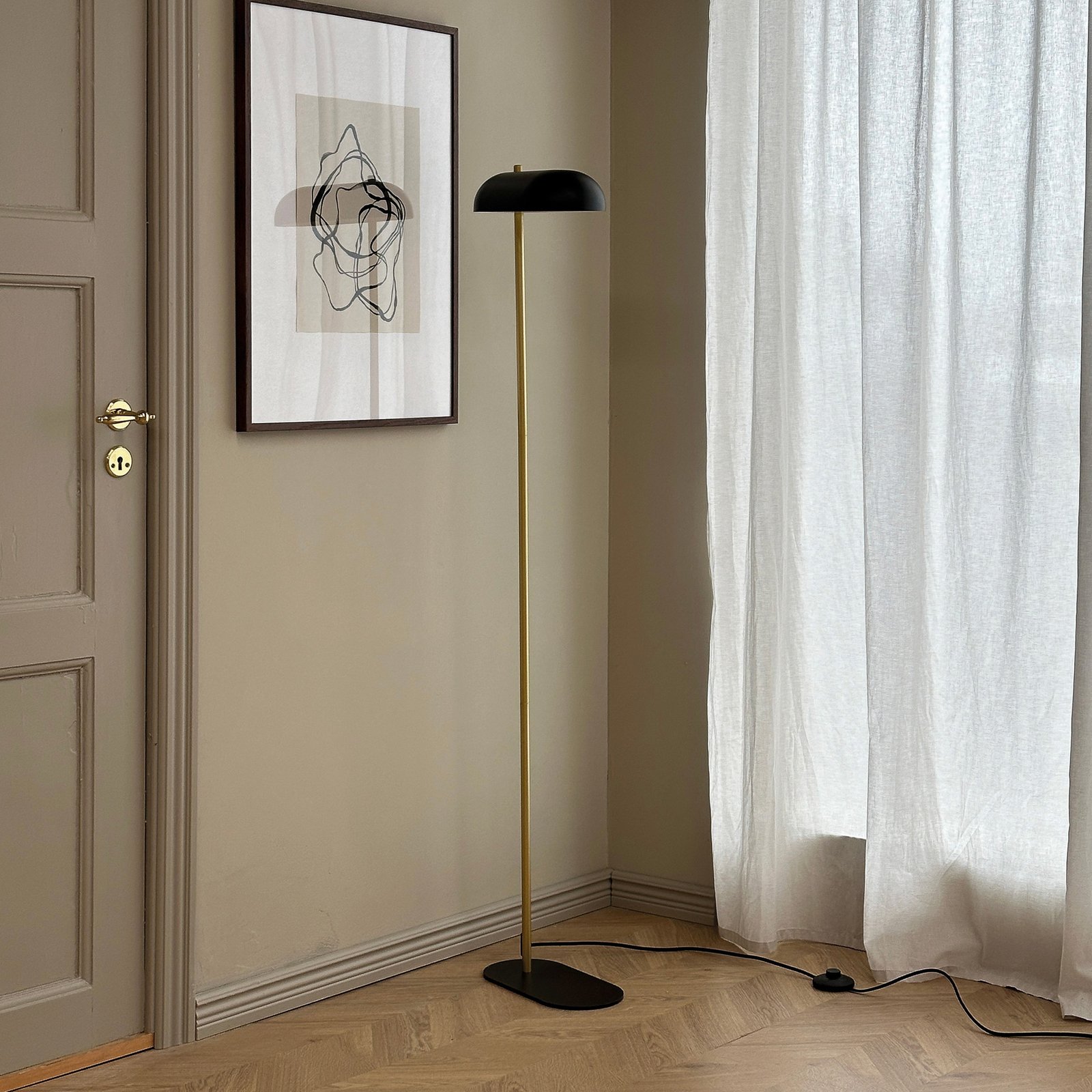 Arch golvlampa, svart/mässing, 143 cm - Dyberg Larsen Arch golvlampa, svart/mässing, 143 cm - Dyberg Larsen