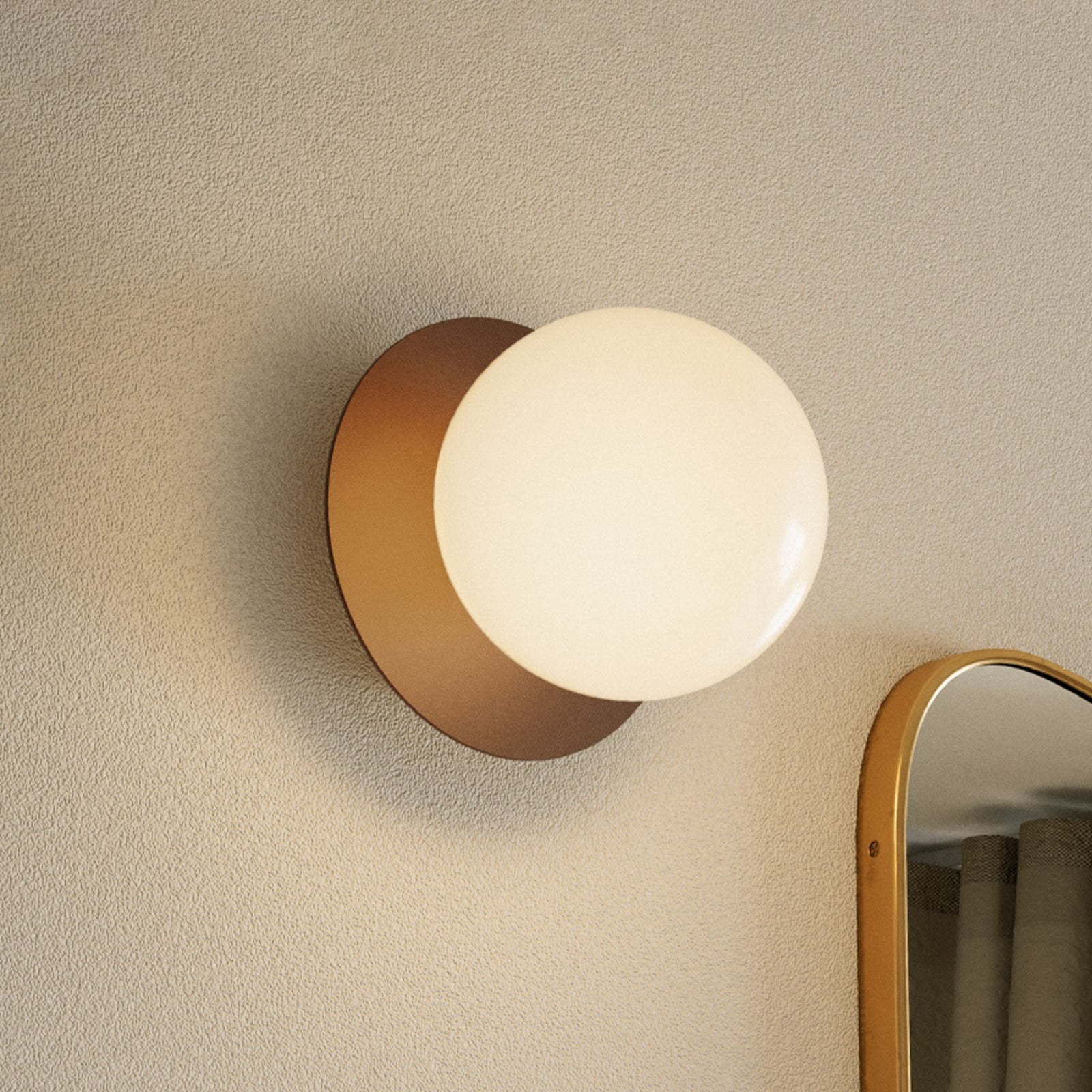 Liila 1 Medium Wandleuchte, bronze/opal, IP 44, G9 - Nuura