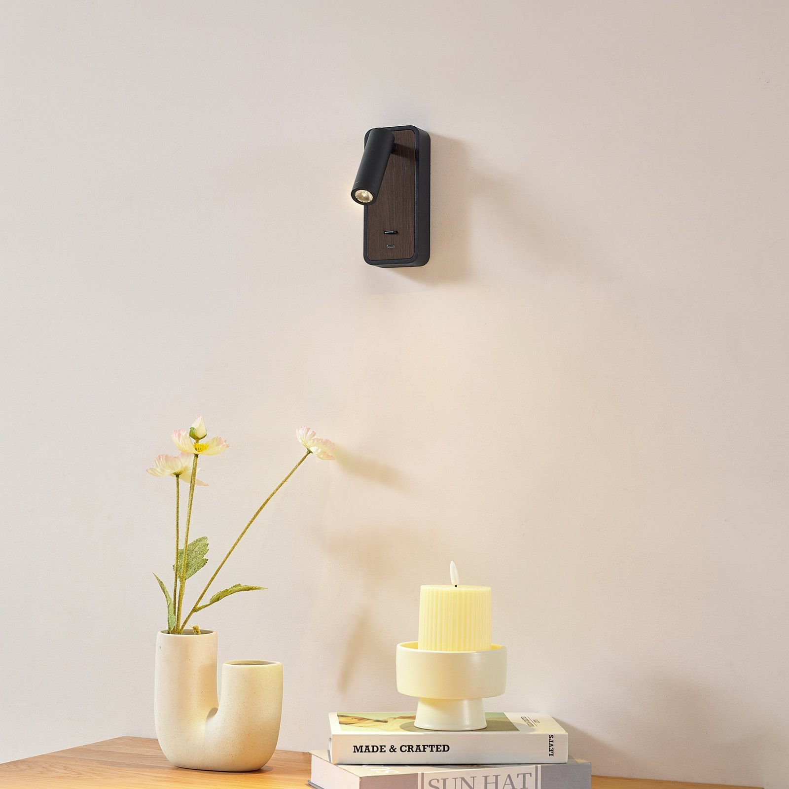 Lindby LED-Wandleuchte Tallis, schwarz, USB-C, beweglich