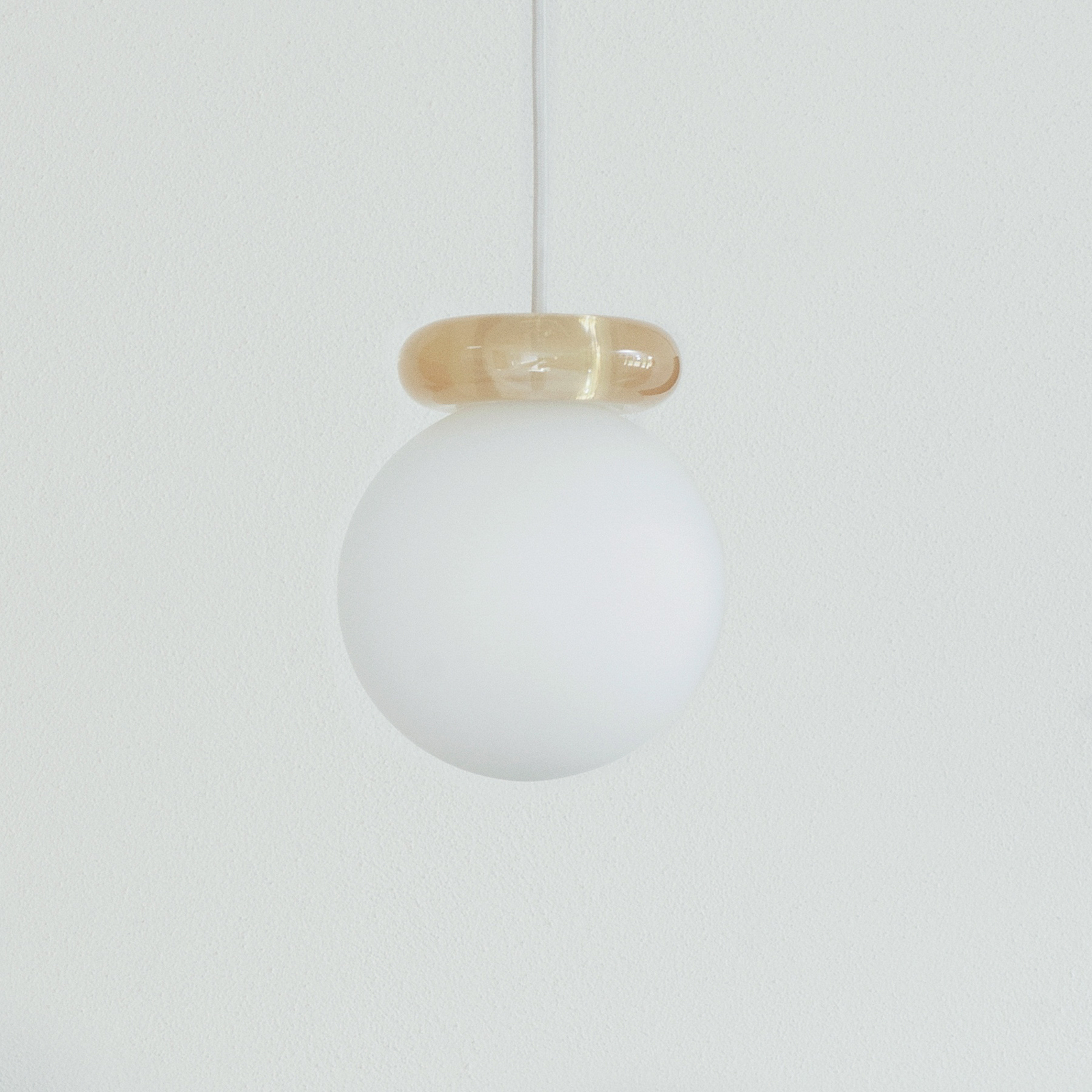 Hinx Pendellampe, sandfarben/weiß, Glas - Normann Copenhagen Hinx Pendellampe, sandfarben/weiß, Glas - Normann Copenhagen