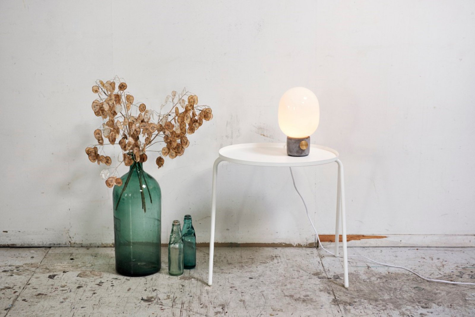 JWDA Stolová Lampa S Light Grey/Brass - Audo Copenhagen