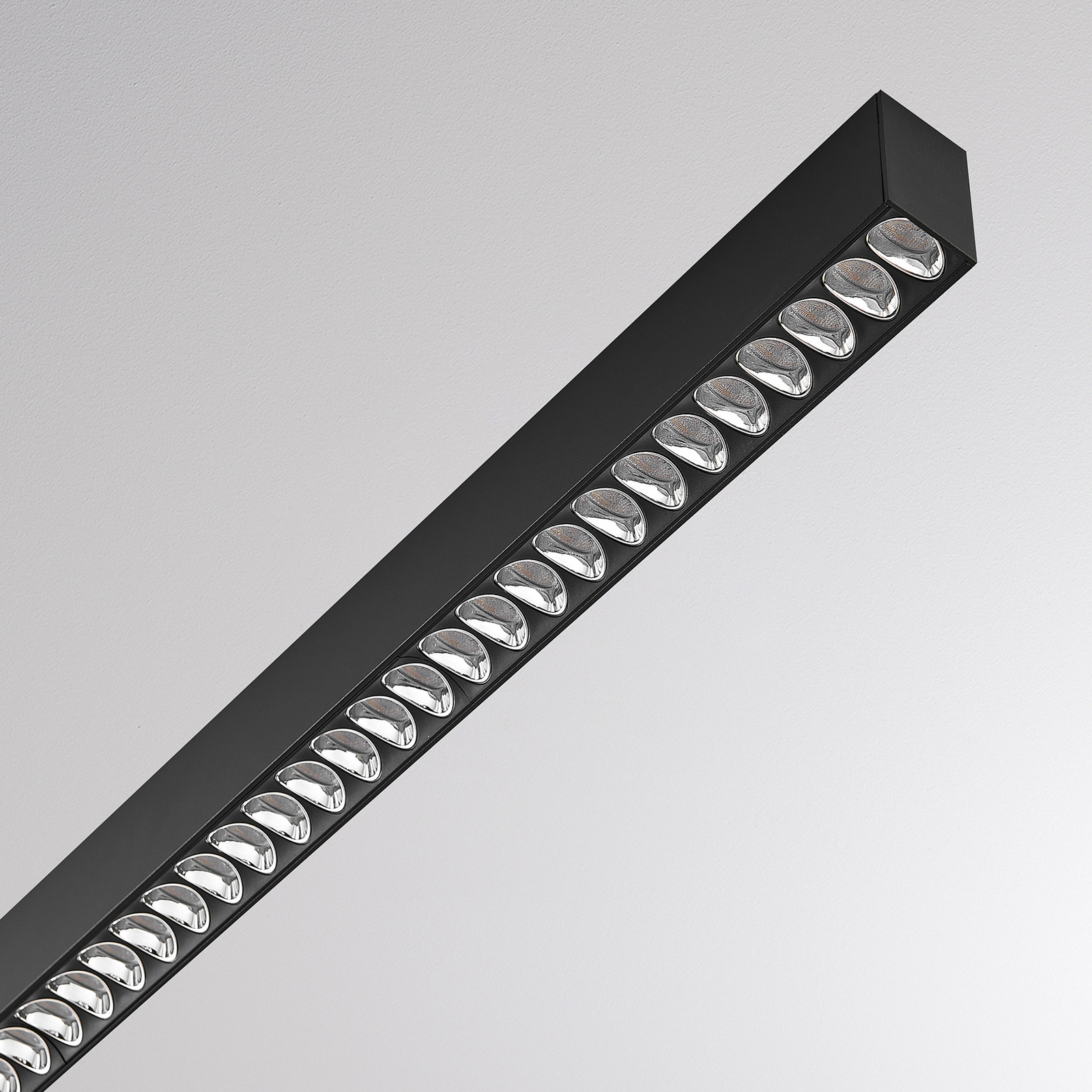 LED-riippvalgusti PERFORA PROLINE M, must, 106 cm, DALI, üles/alla LED-riippvalgusti PERFORA PROLINE M, must, 106 cm, DALI, üles/alla