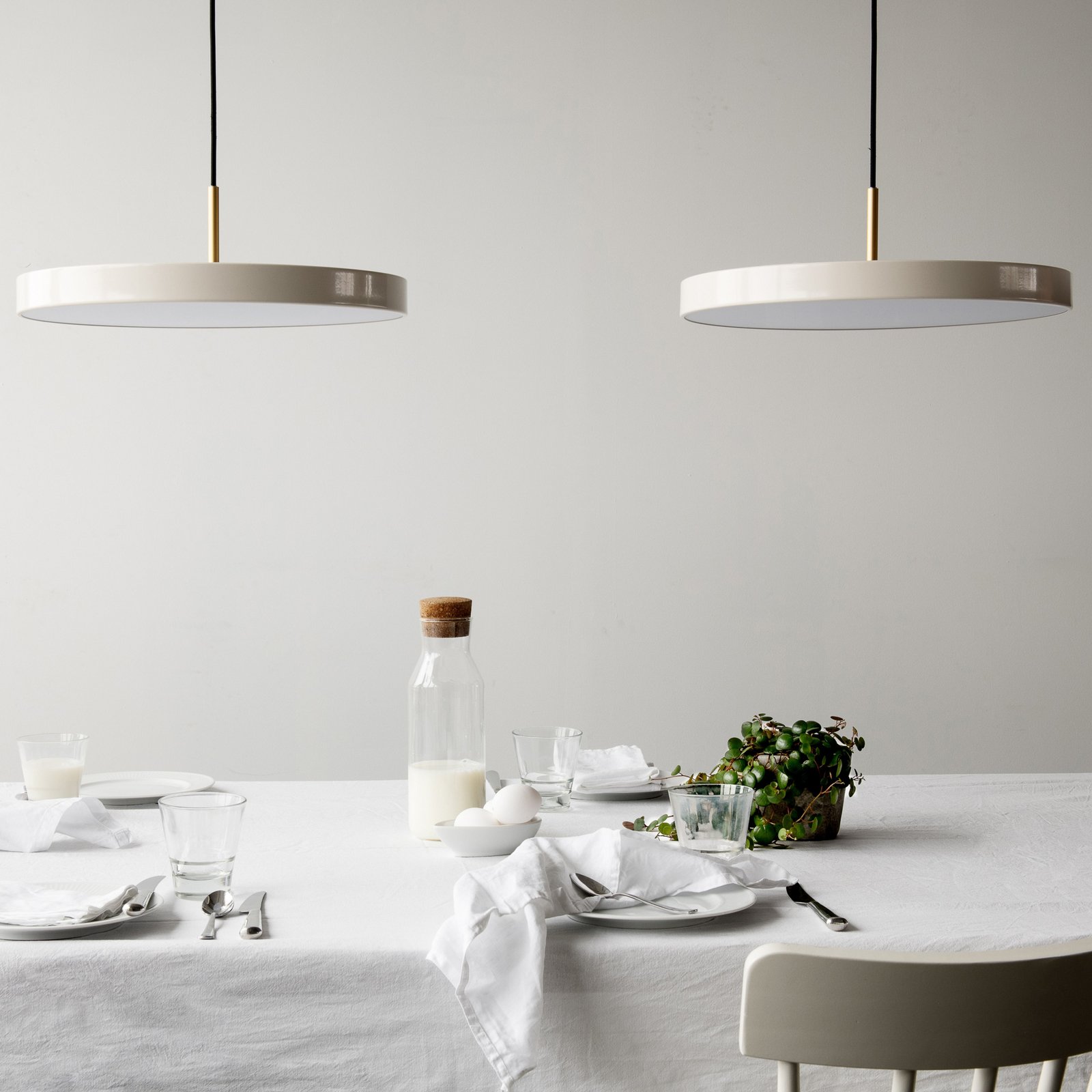 Lámpara colgante LED UMAGE Asteria Medium nácar/latón Ø 43 cm