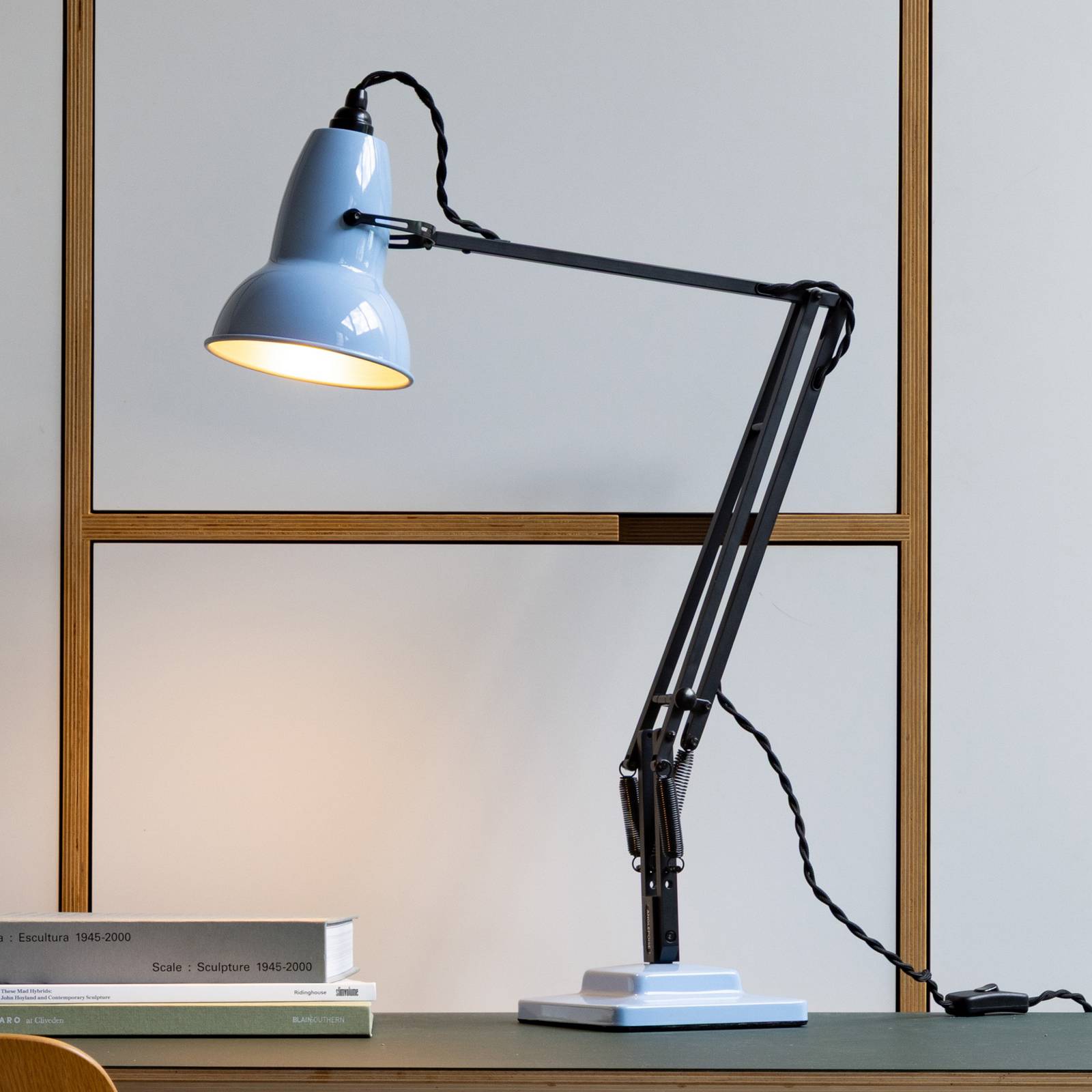 Anglepoise-tafellamp Original 1227, opaalblauw/zwart, 49 cm