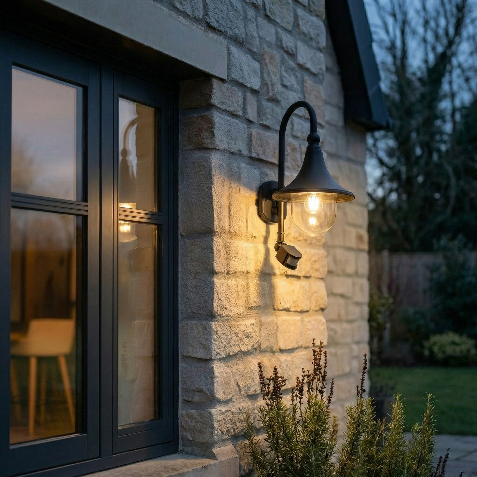 Daphne Außenwandleuchte w/Sensor Black - Lindby