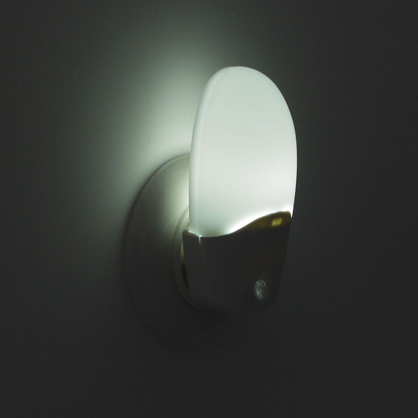 Ovalt LED-nattlys med skumringssensor