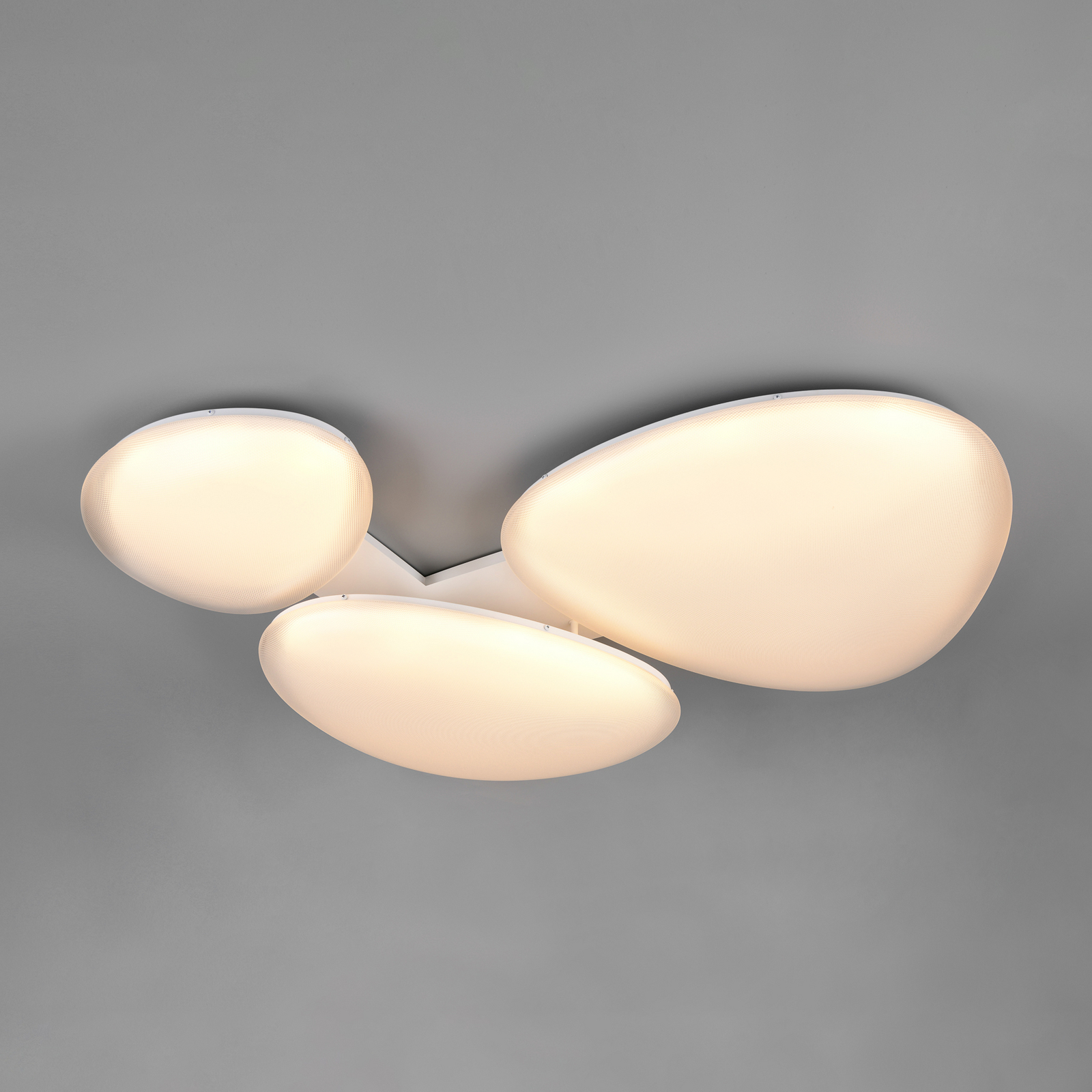 LED plafondlamp Ozera, lengte 95 cm, wit, kunststof, CCT, 3-lamps. LED plafondlamp Ozera, lengte 95 cm, wit, kunststof, CCT, 3-lamps.