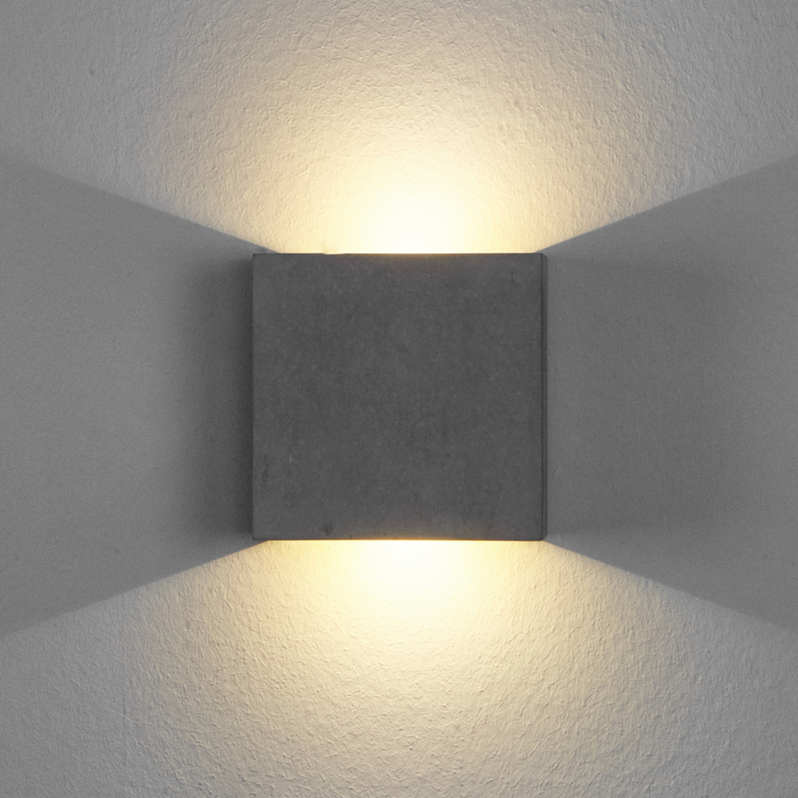 Yva – lampa ścienna LED z betonu