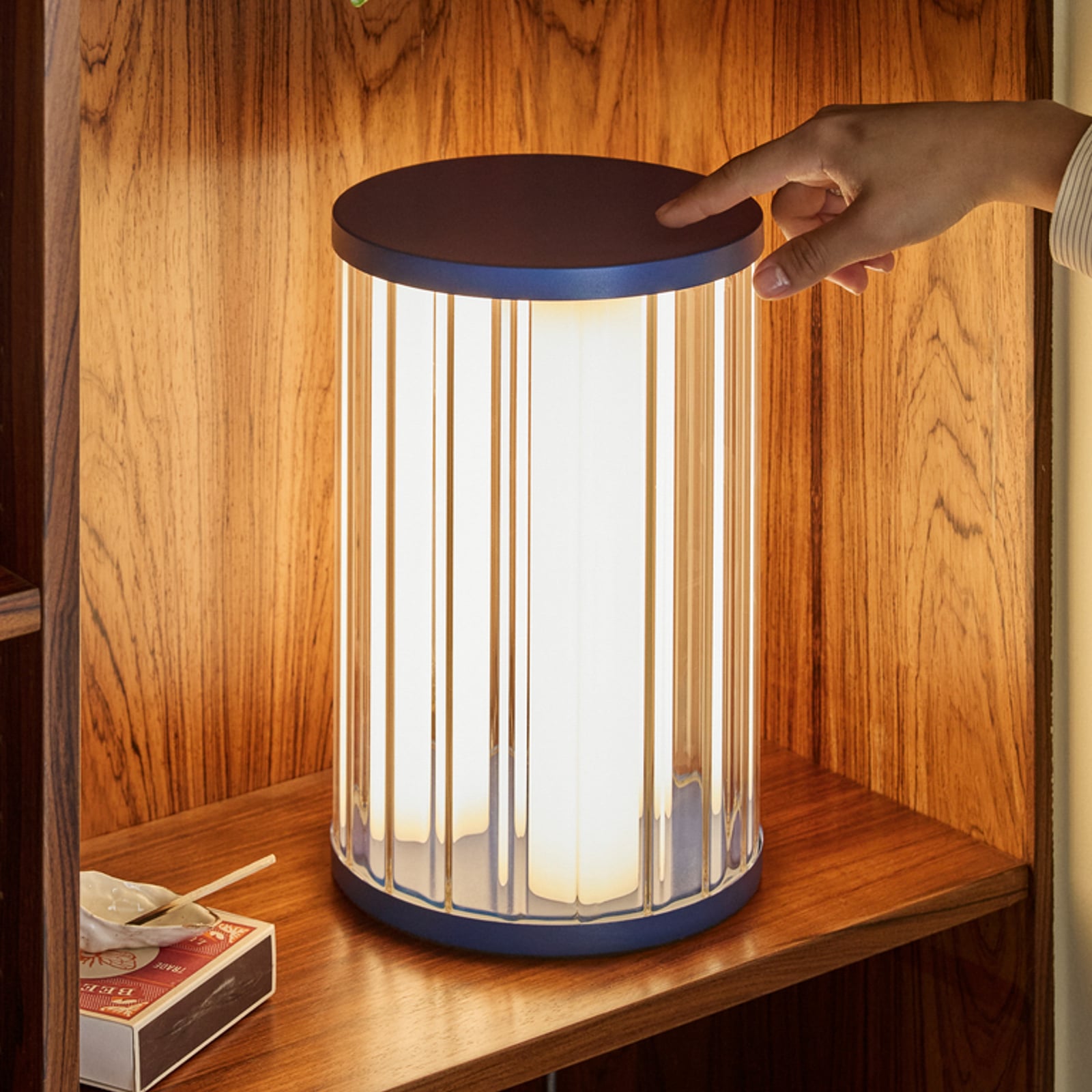 Aru LED-bordslampa, blå/klar, höjd 30 cm – Hübsch