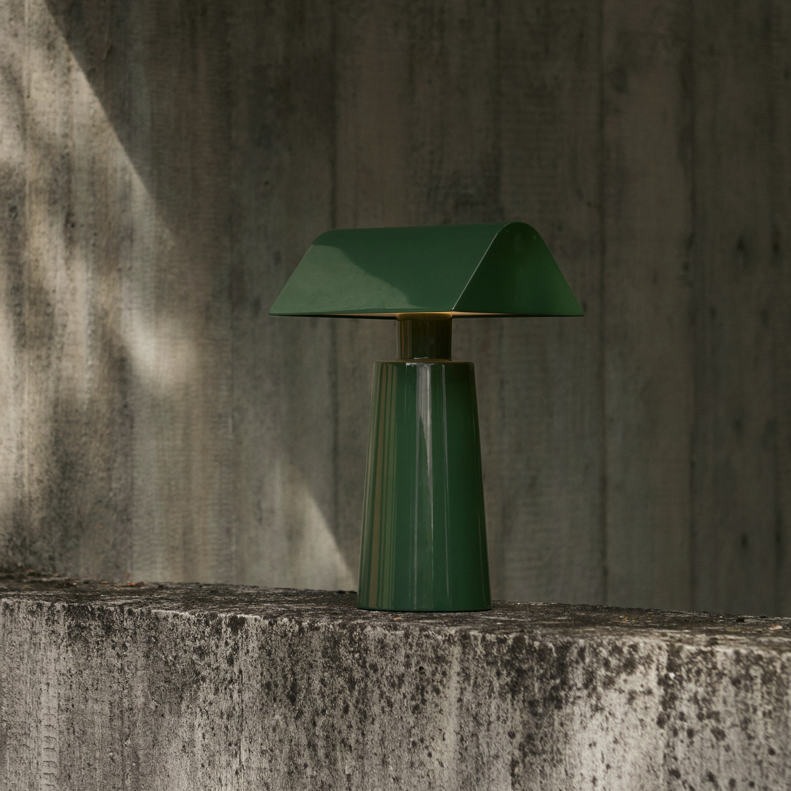 Caret MF1 Akku-Tischleuchte, waldgrün, IP44 - &TRADITION