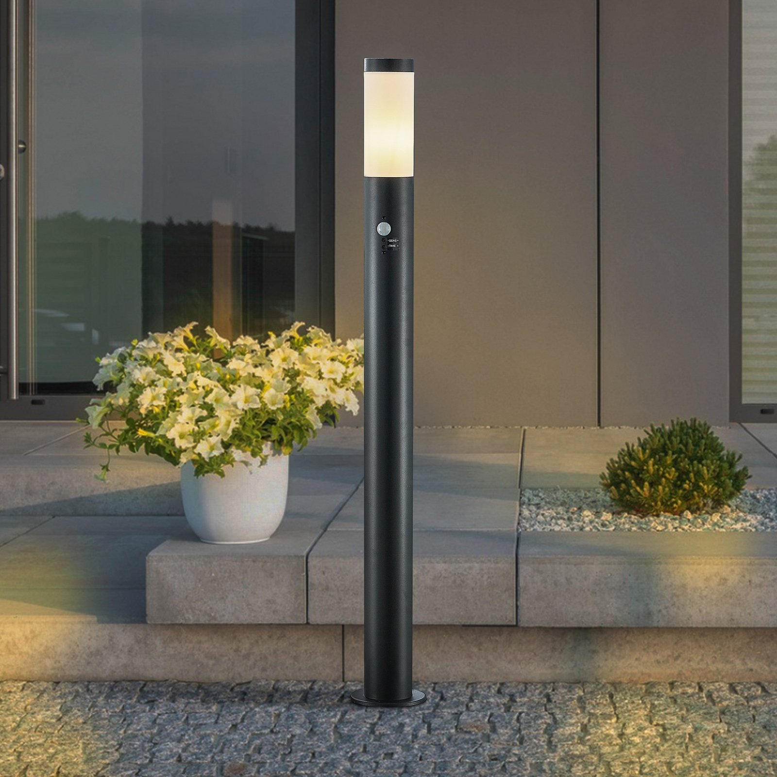 Lindby Statius path lamp, black/opal, iron, sensor, 100cm