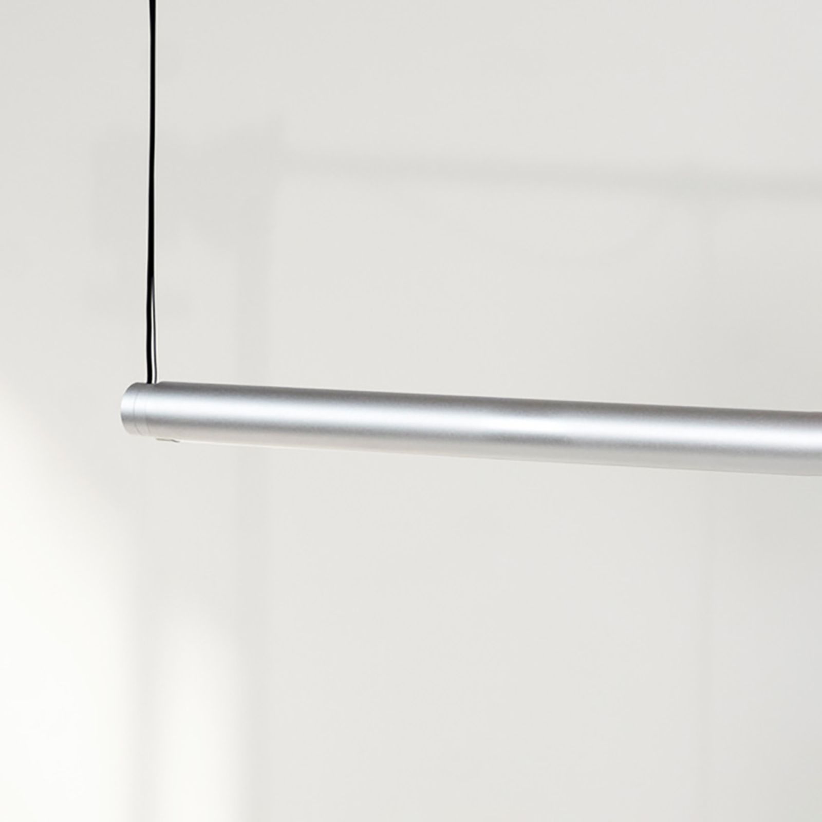 Factor Linear 1500 Taklampa Directional Soft Black - HAY