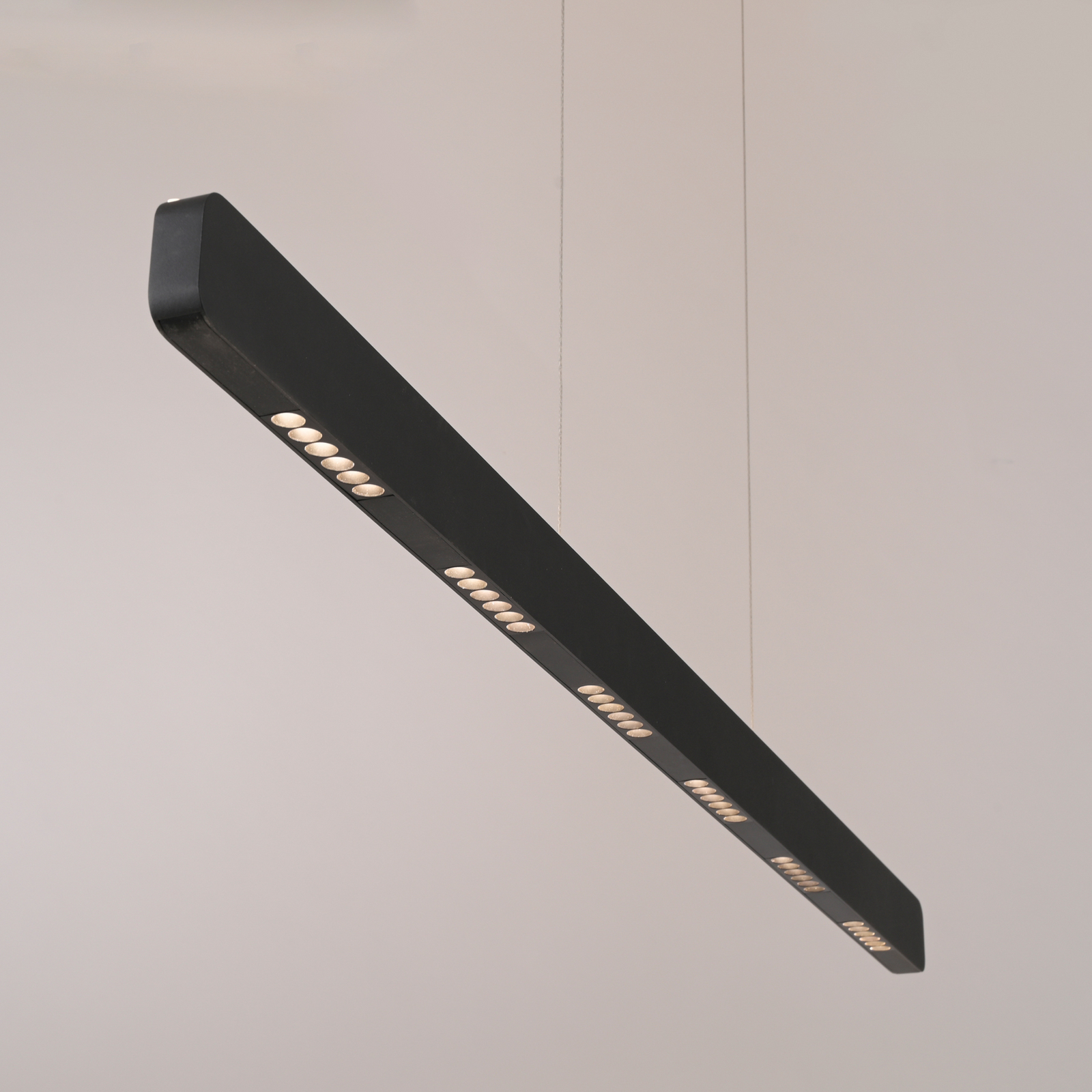 Lámpara colgante LED Q-Stretto de Paul Neuhaus, negra, 120 cm