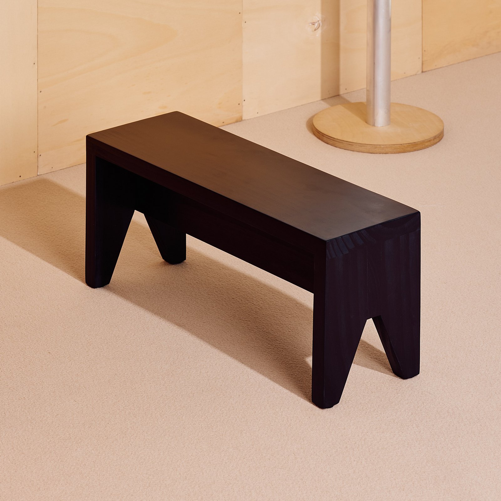 HAY Stołek Manolito, drewno sosnowe czarne, 60 x 20 x 25 cm