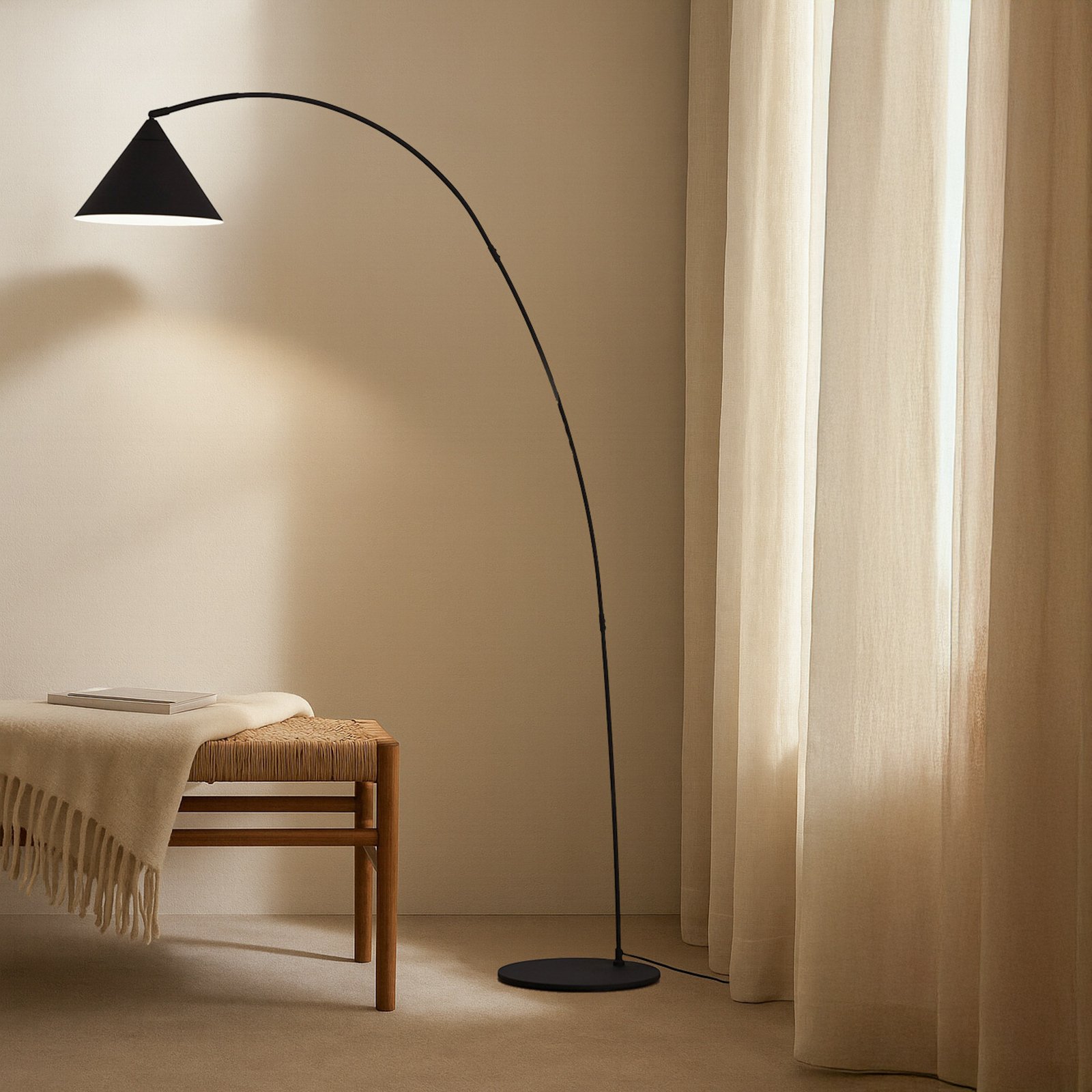 Lindby Bogenlampe Triangolo, schwarz, Höhe 195cm, Metall E27