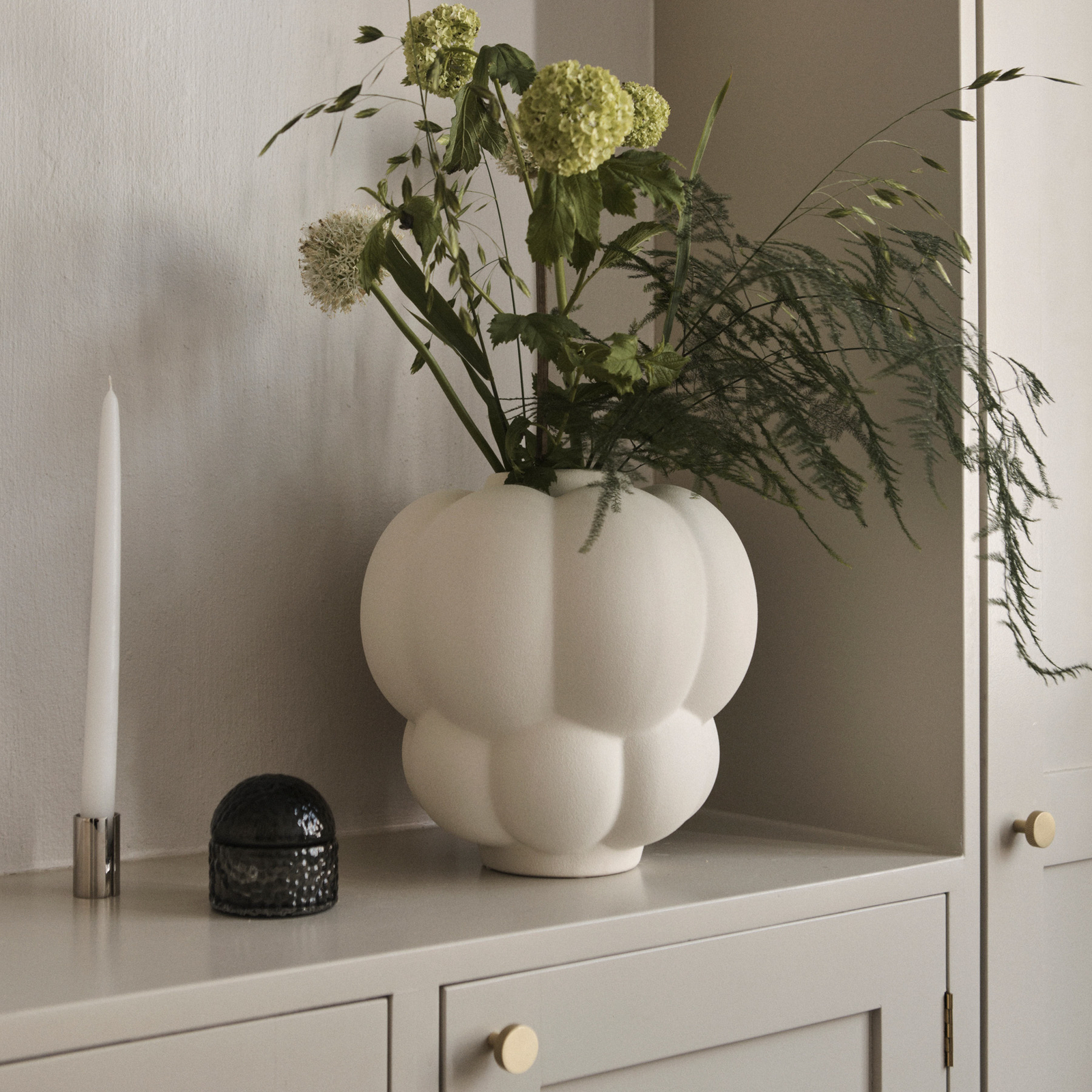 AYTM Vase Uva, céramique, blanc, Ø 26 cm, forme de raisin