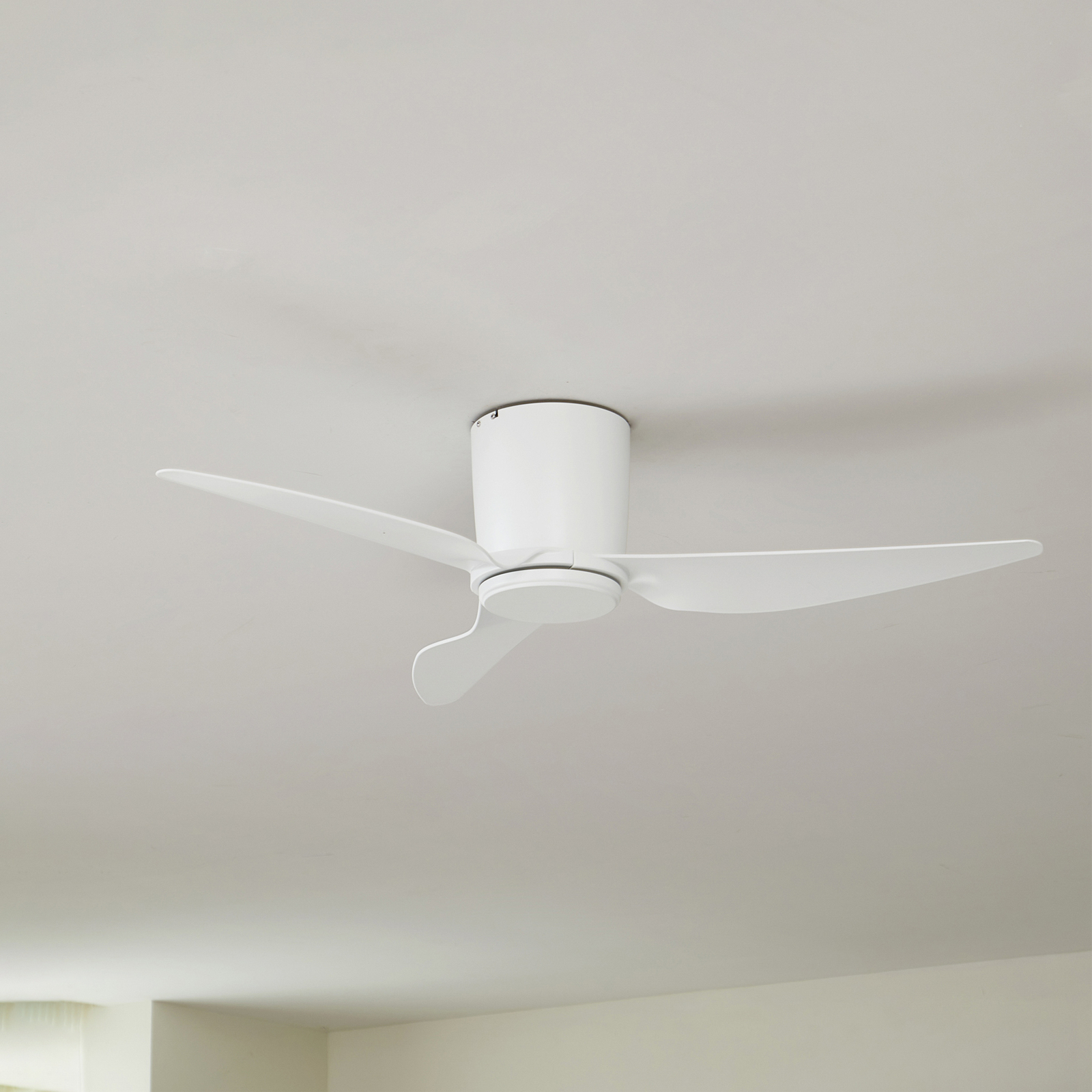 Lindby ventilateur de plafond Aulo, blanc, DC, silencieux, Ø 123 cm