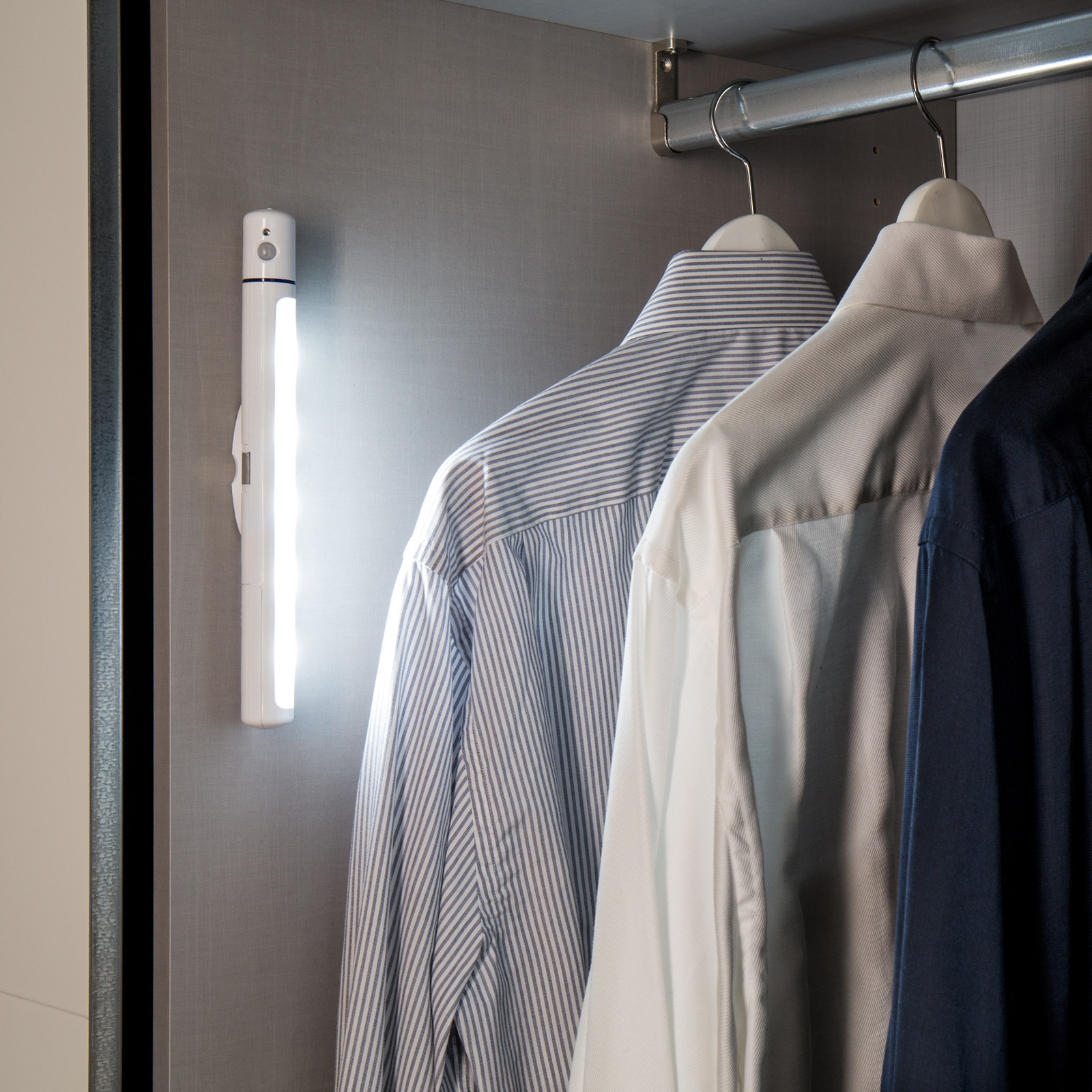 Compra Lámpara bajo armario Lightstick con pilas | Lampara.es