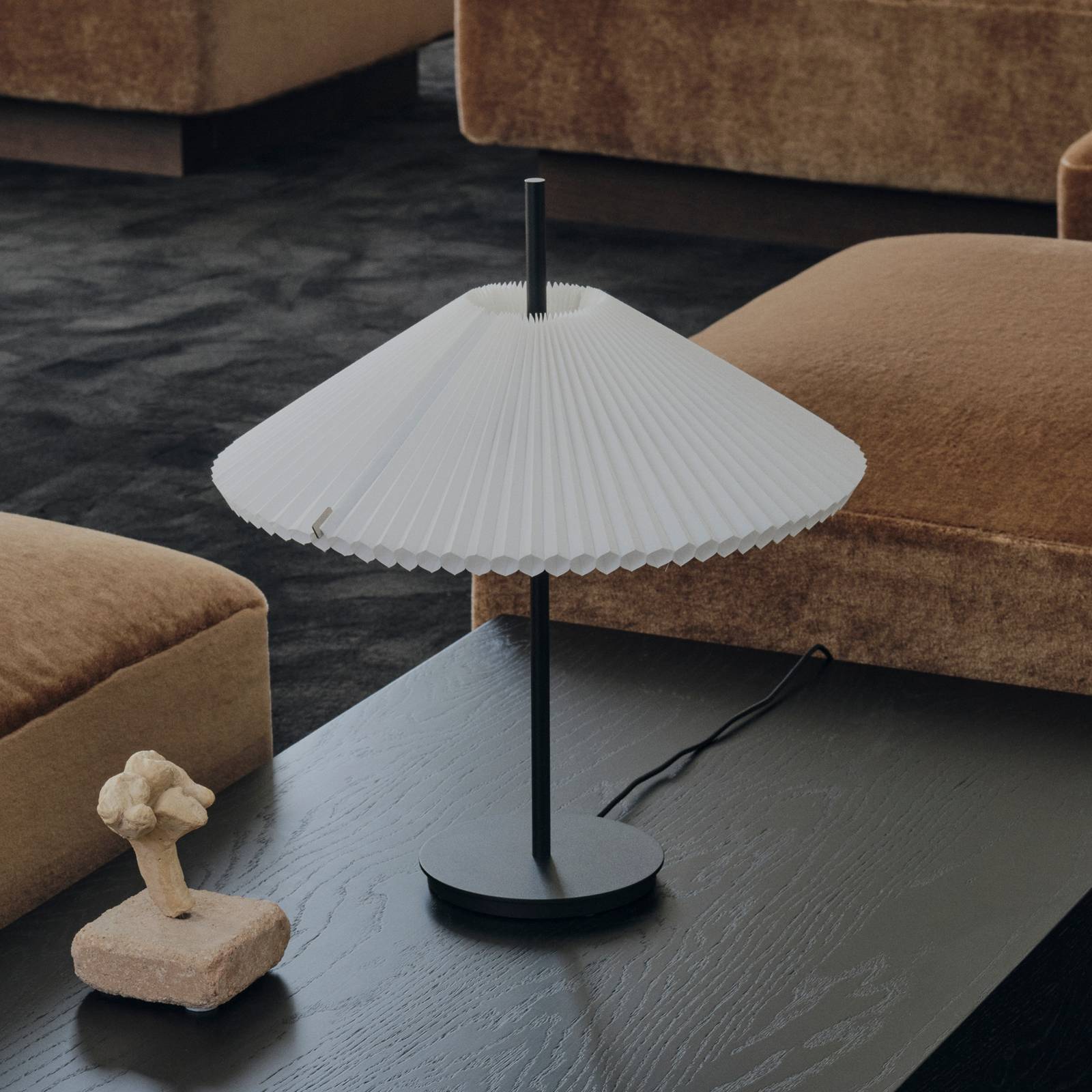 New Works LED tafellamp Nebra, zwart/wit, 45 cm, textiel