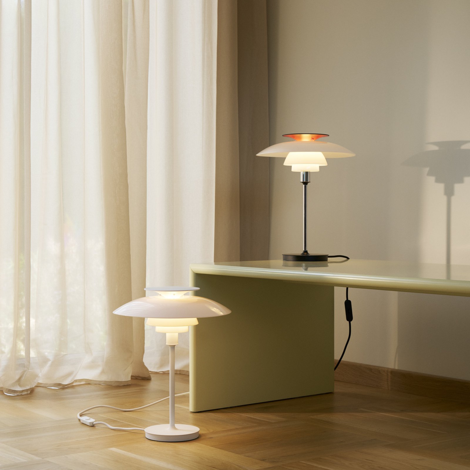 Stolní lampa PH 80, bílá/červená/chrom, Ø 32 cm – Louis Poulsen