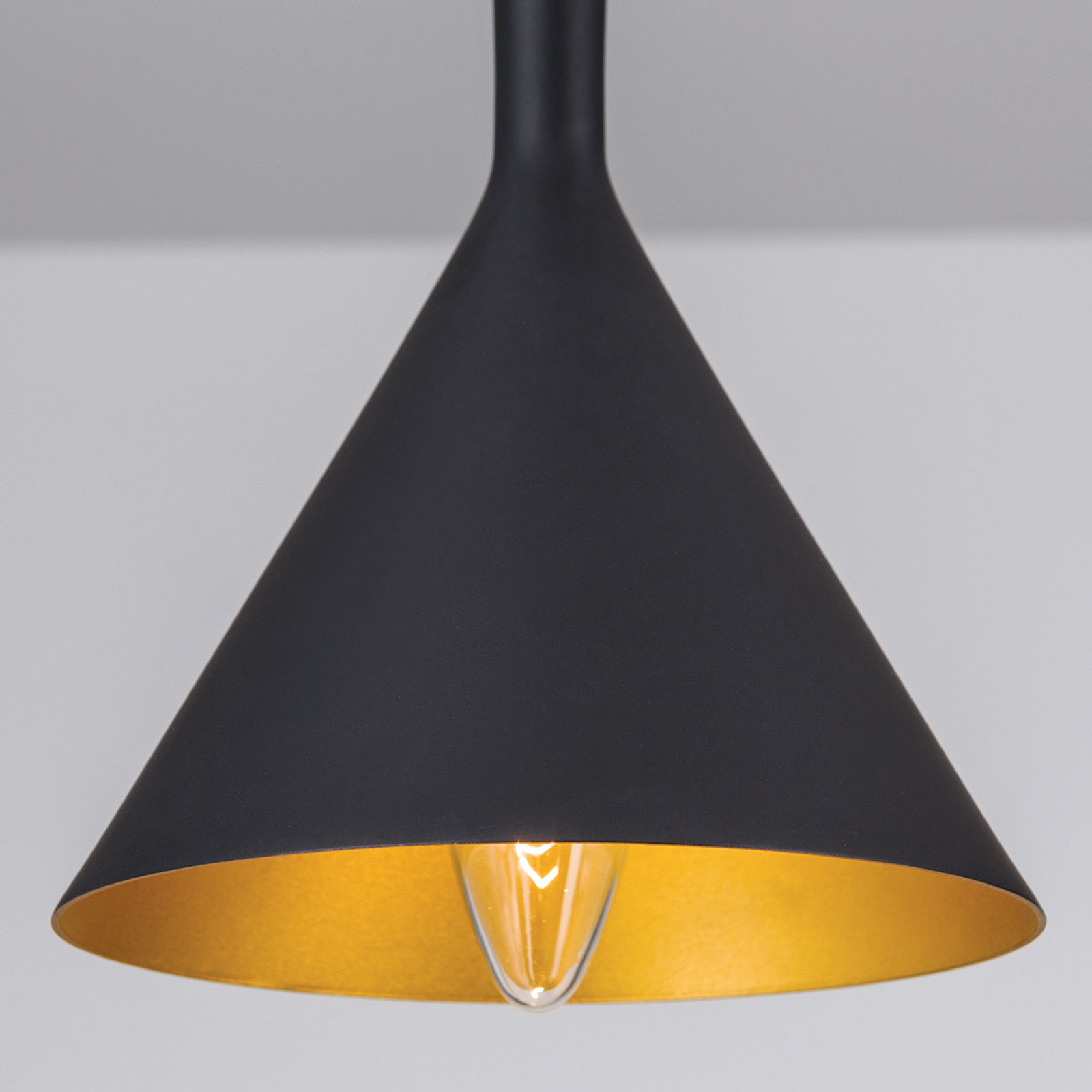 Cone-shaped hanging lamp Gunda in black and gold