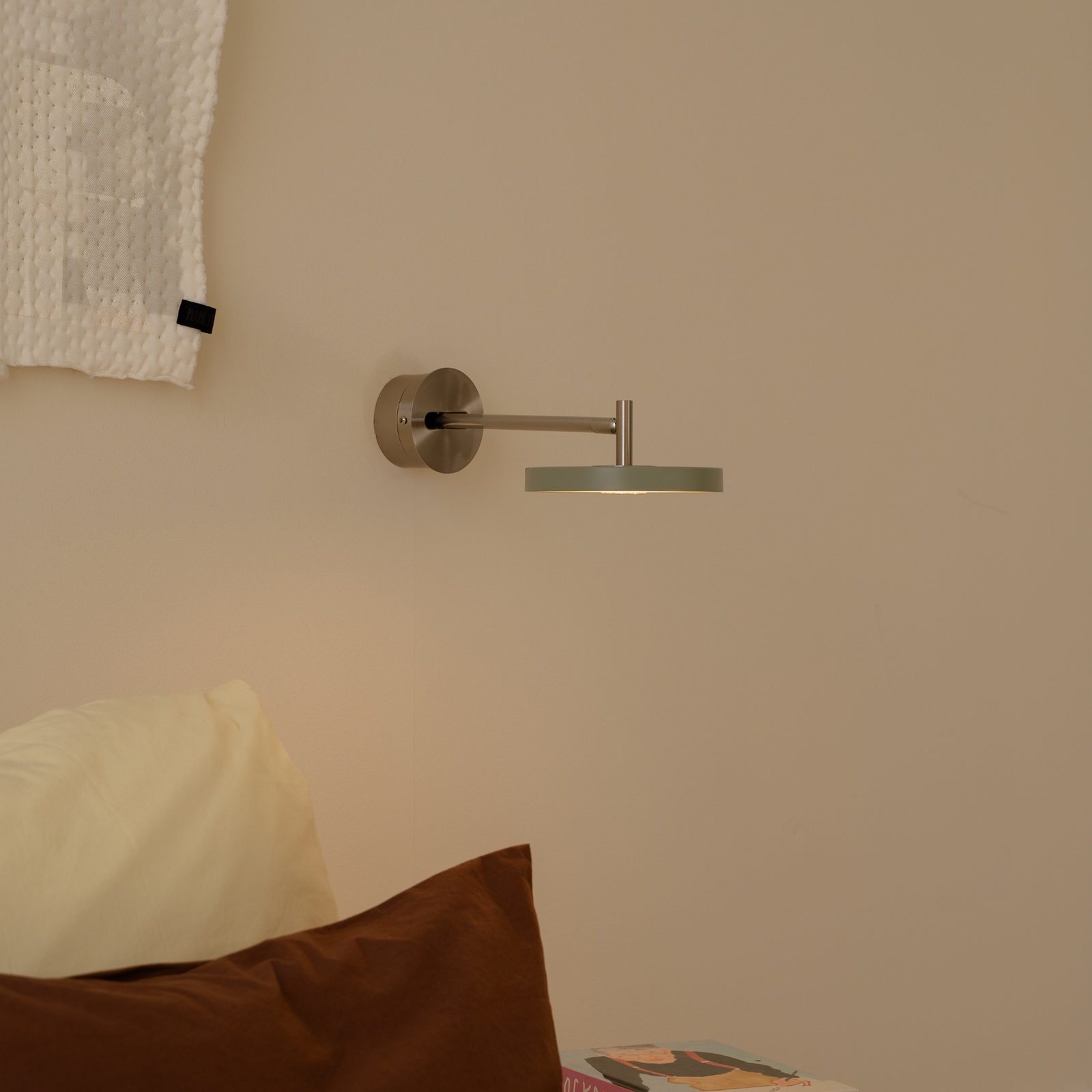 UMAGE LED-Wandlampe Asteria Short, olivgrün, Stahl, Hardwire