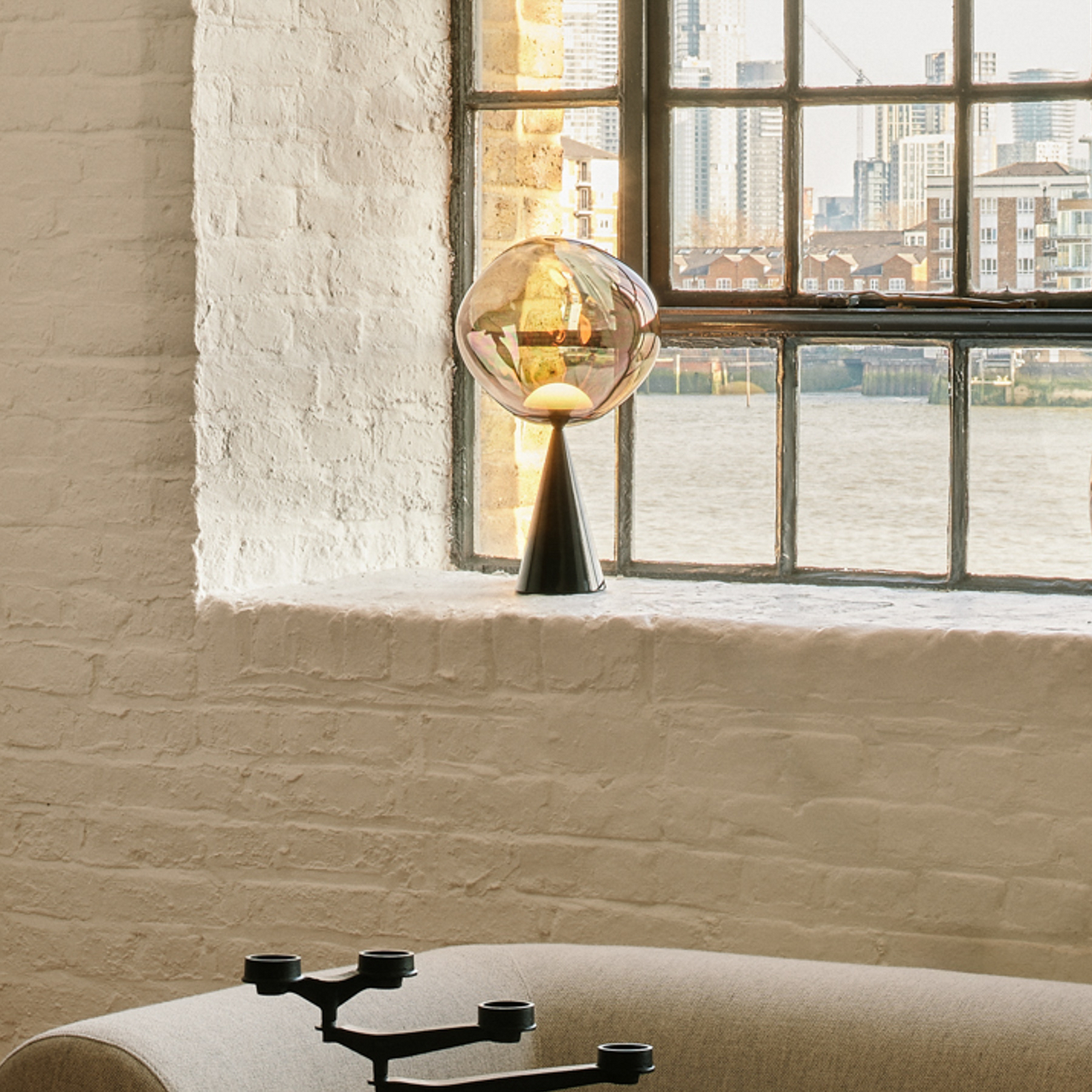 Lámpara de mesa LED Melt Cone Fat de Tom Dixon, color bronce, 47 cm