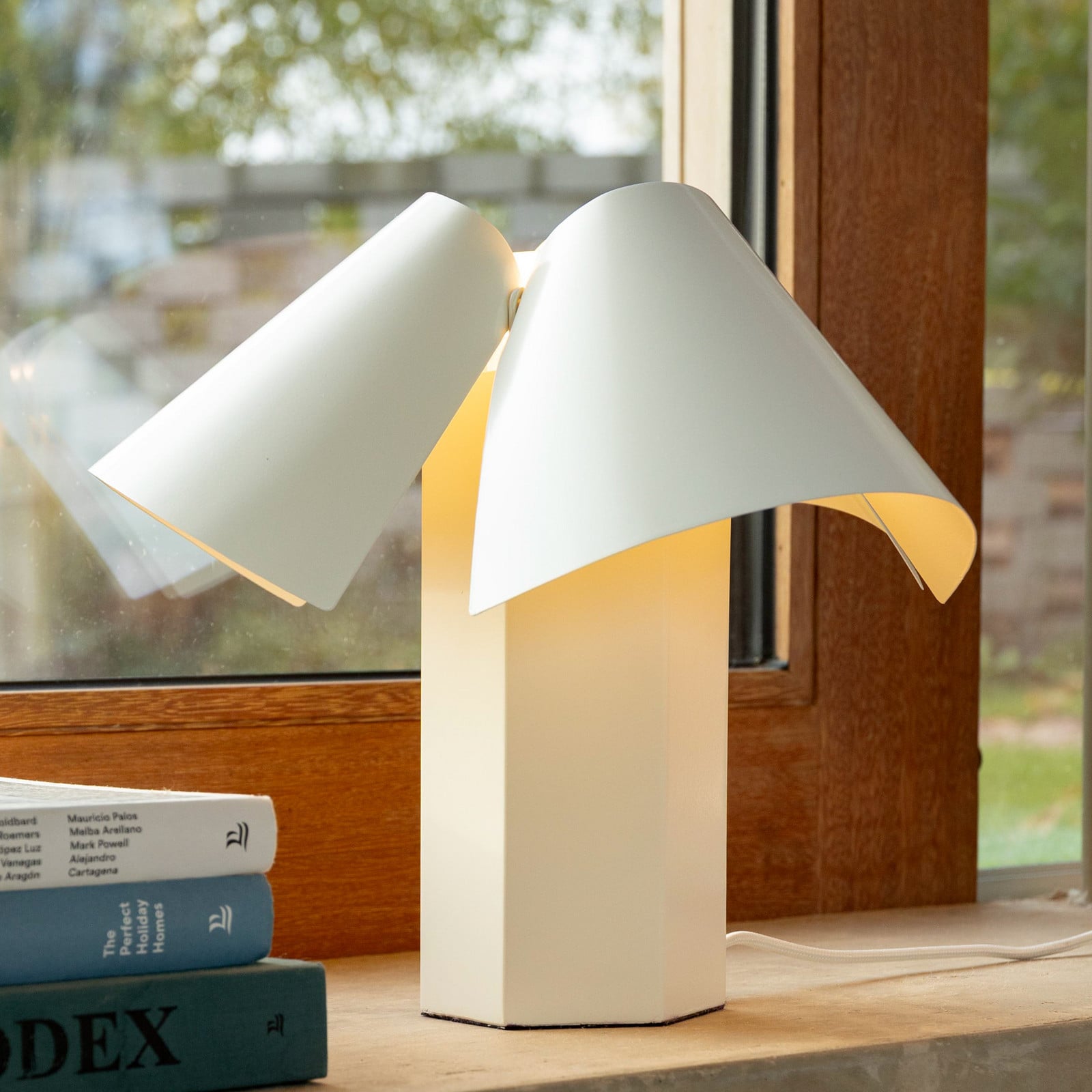Lampe de table Beln, blanche, en métal, hauteur 30 cm - &Klevering - Chambre à coucher - Design Lampe de table Beln, blanche, en métal, hauteur 30 cm - &Klevering - Chambre à coucher - Design
