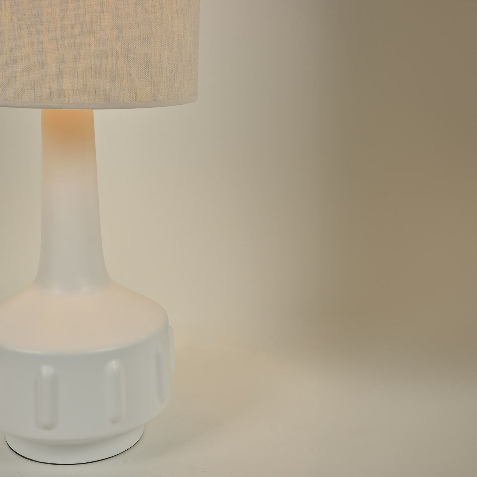 Jimmy Stehlampe weiß/beige, Höhe 121 cm - MARKET SET Jimmy Stehlampe weiß/beige, Höhe 121 cm - MARKET SET