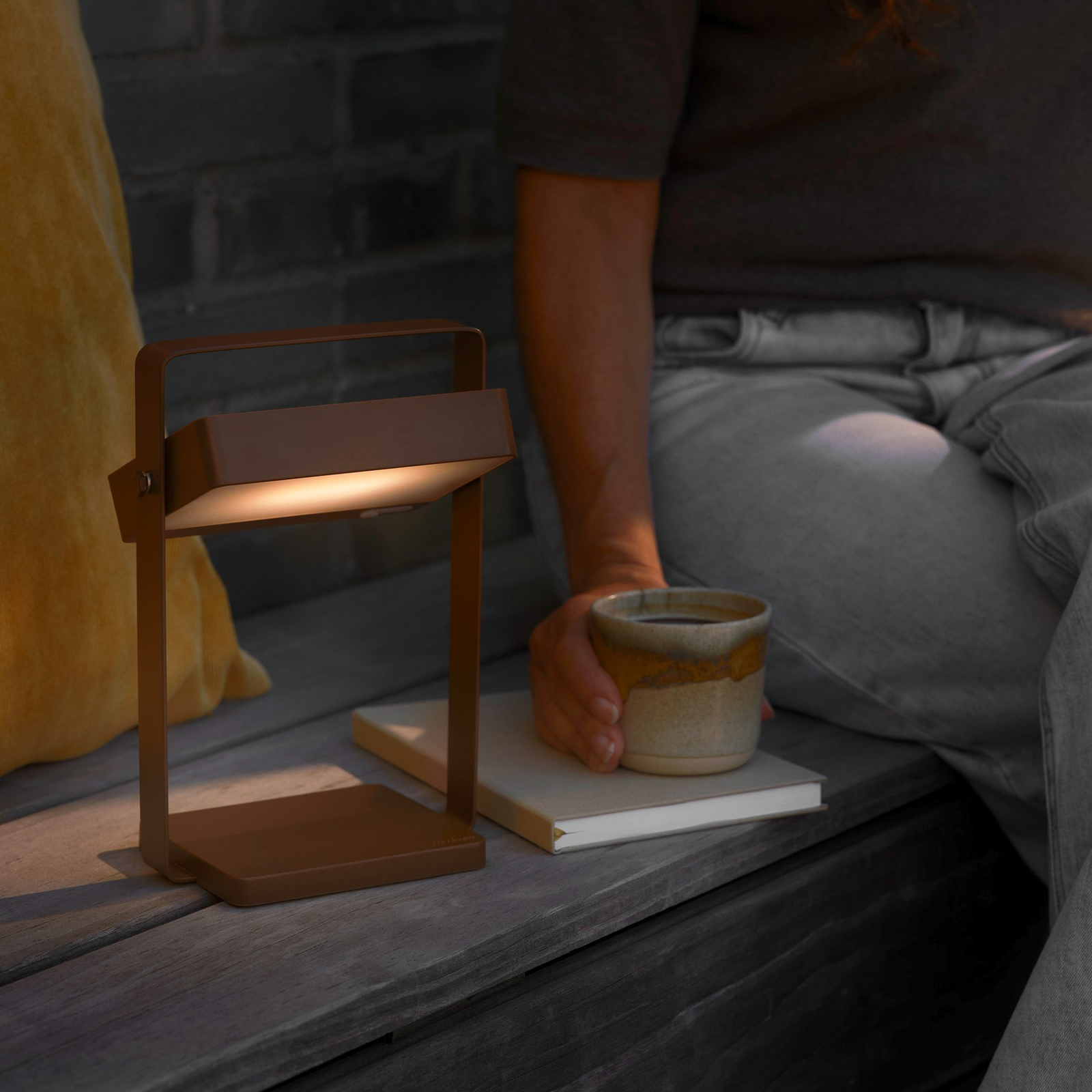 Solární LED stolní lampa Saulio s LED, hnědá, IP44, hliník, USB, akumulátor Solární LED stolní lampa Saulio s LED, hnědá, IP44, hliník, USB, akumulátor