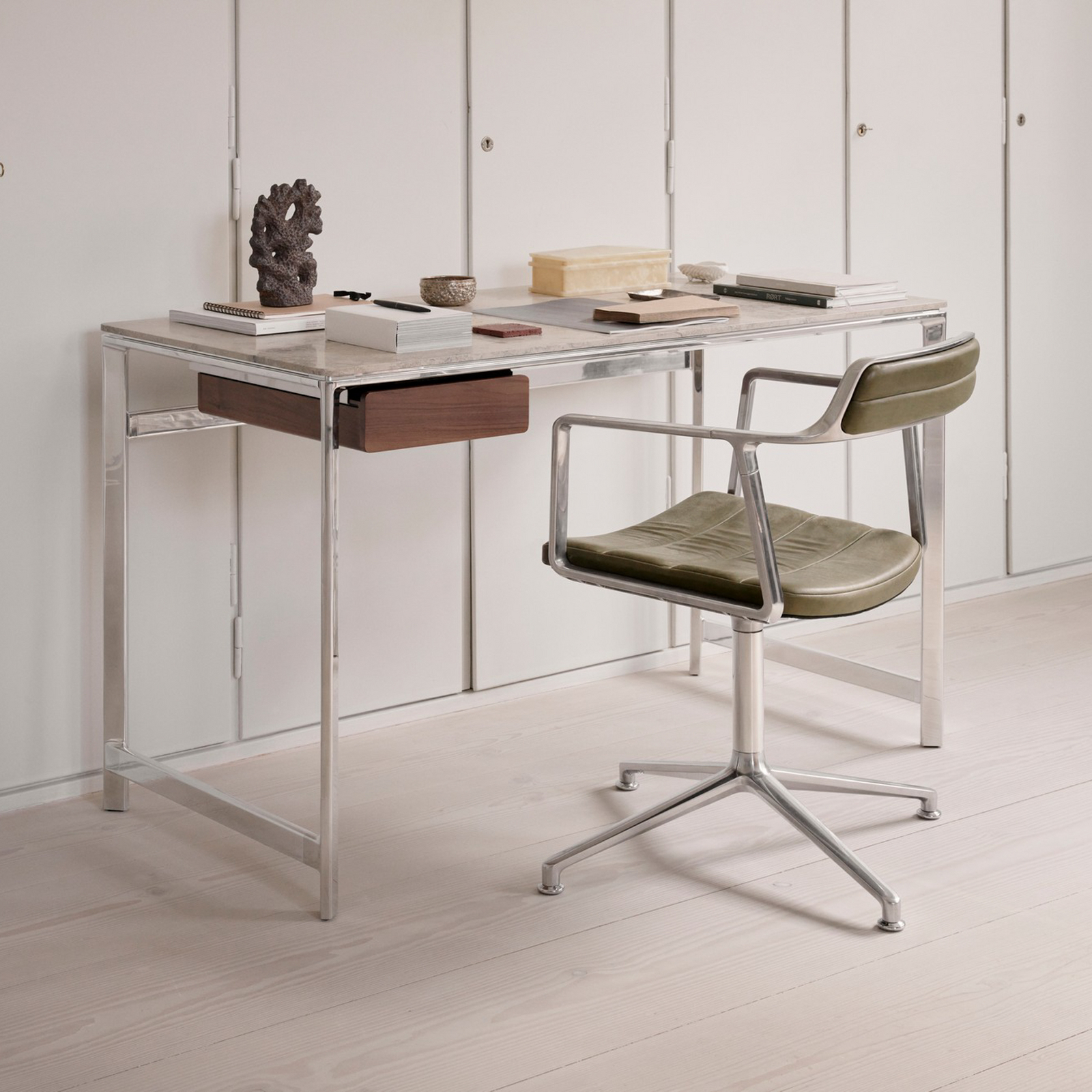Vipp452 Swivel irodai szék, olíva, bőr/alumínium – Vipp Vipp452 Swivel irodai szék, olíva, bőr/alumínium – Vipp
