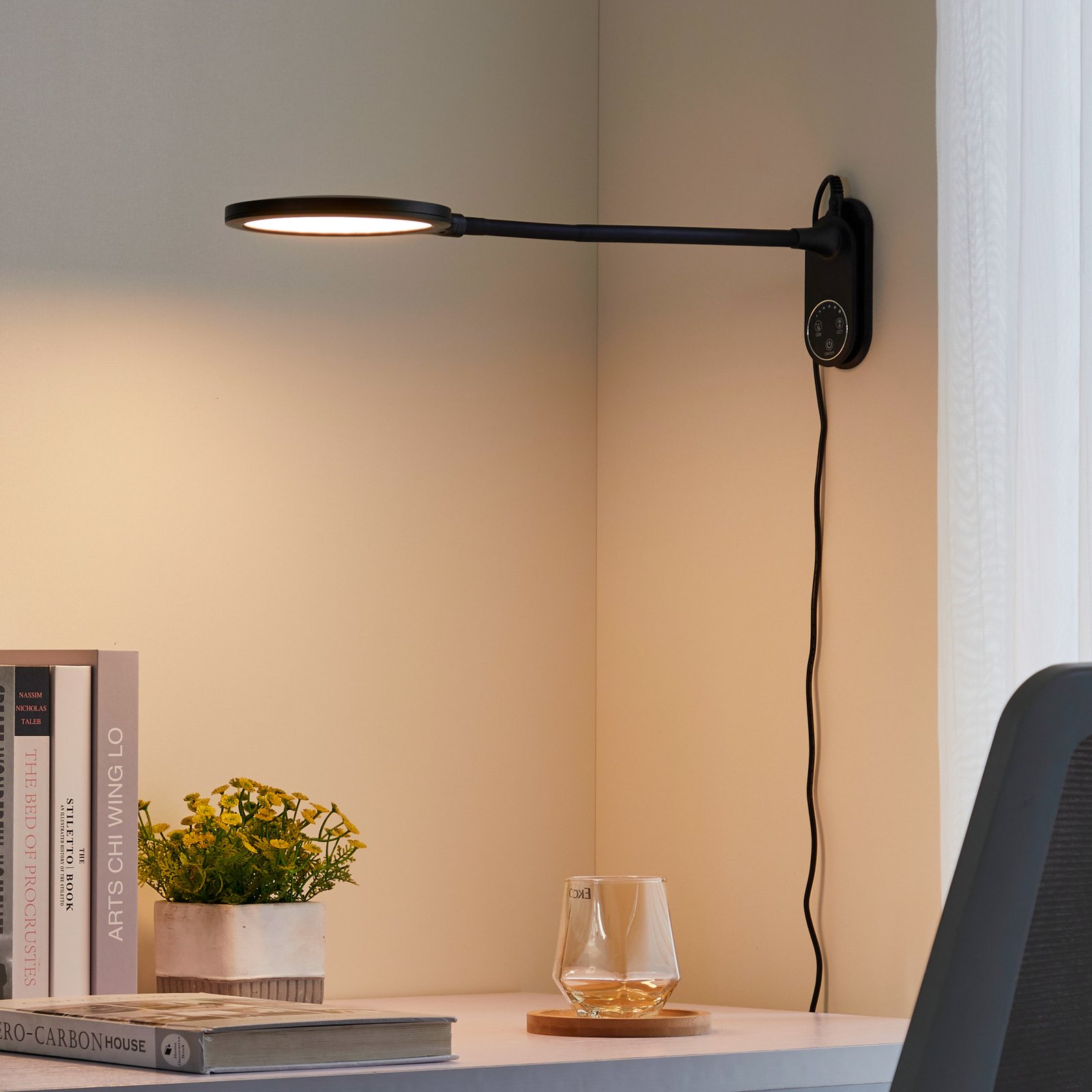 Lindby Valtaria LED настолна лампа, CCT, черна