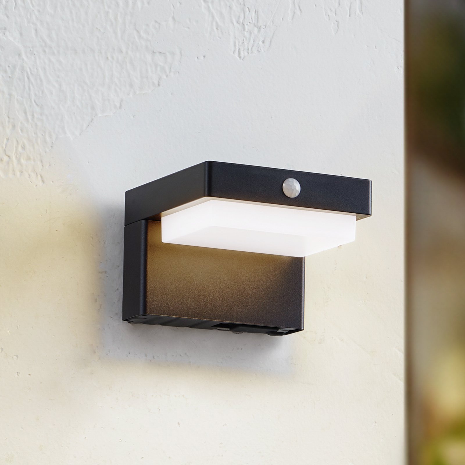 Lindby LED solar wall lamp Eleazar, black, sensor, dimmable