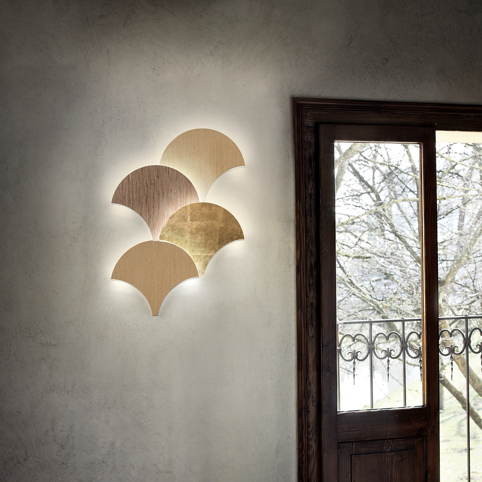 Exceptional LED wall light Palm, walnut