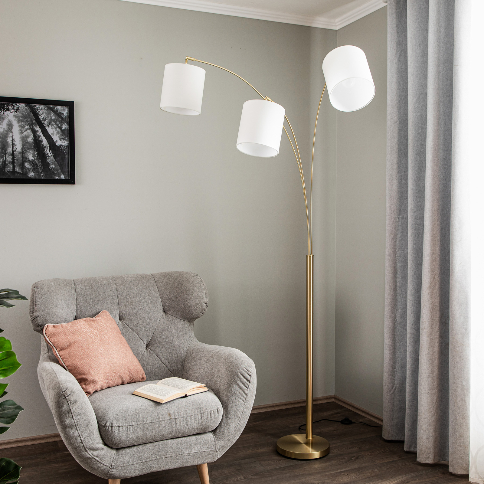 Lindby Nanika állólámpa, sárgaréz/fehér