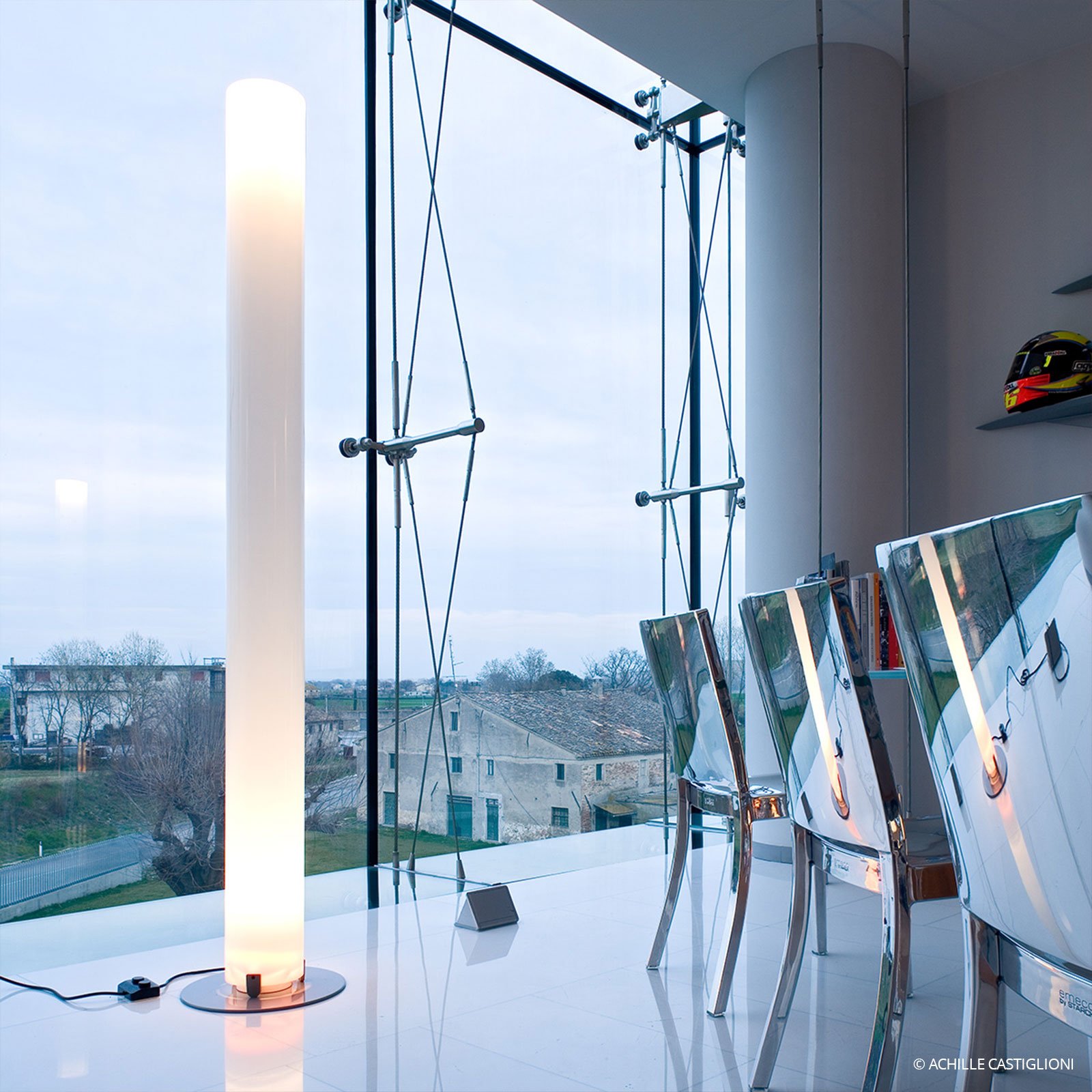 FLOS Stylos stojaca lampa v tvare valca, výška 200 cm