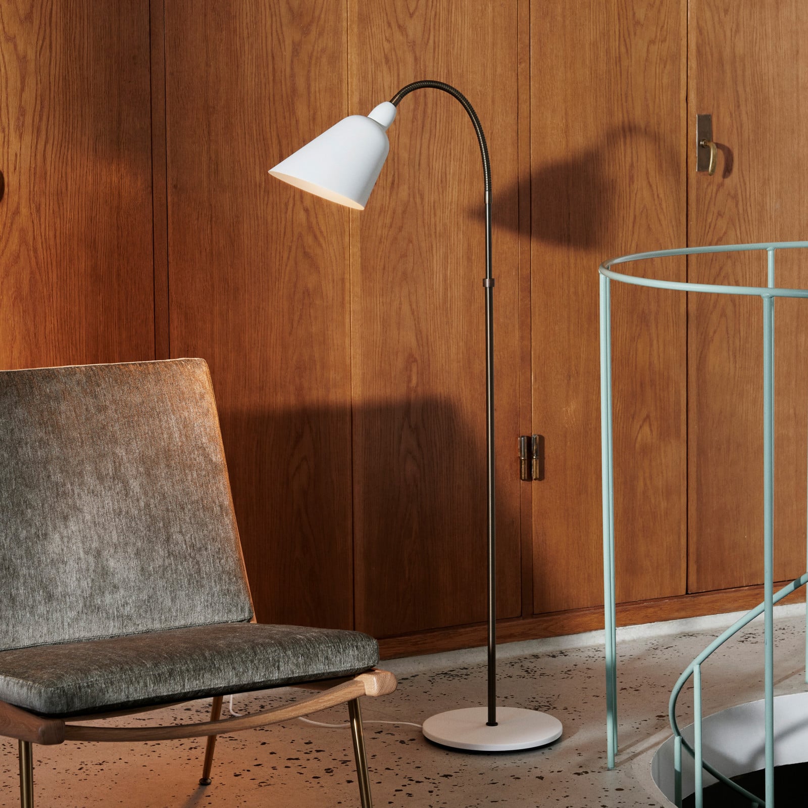 Bellevue AJ7 golvlampa vit/brunerad &Tradition - Vardagsrum - Design - Metall - Med en ljusk&auml;lla