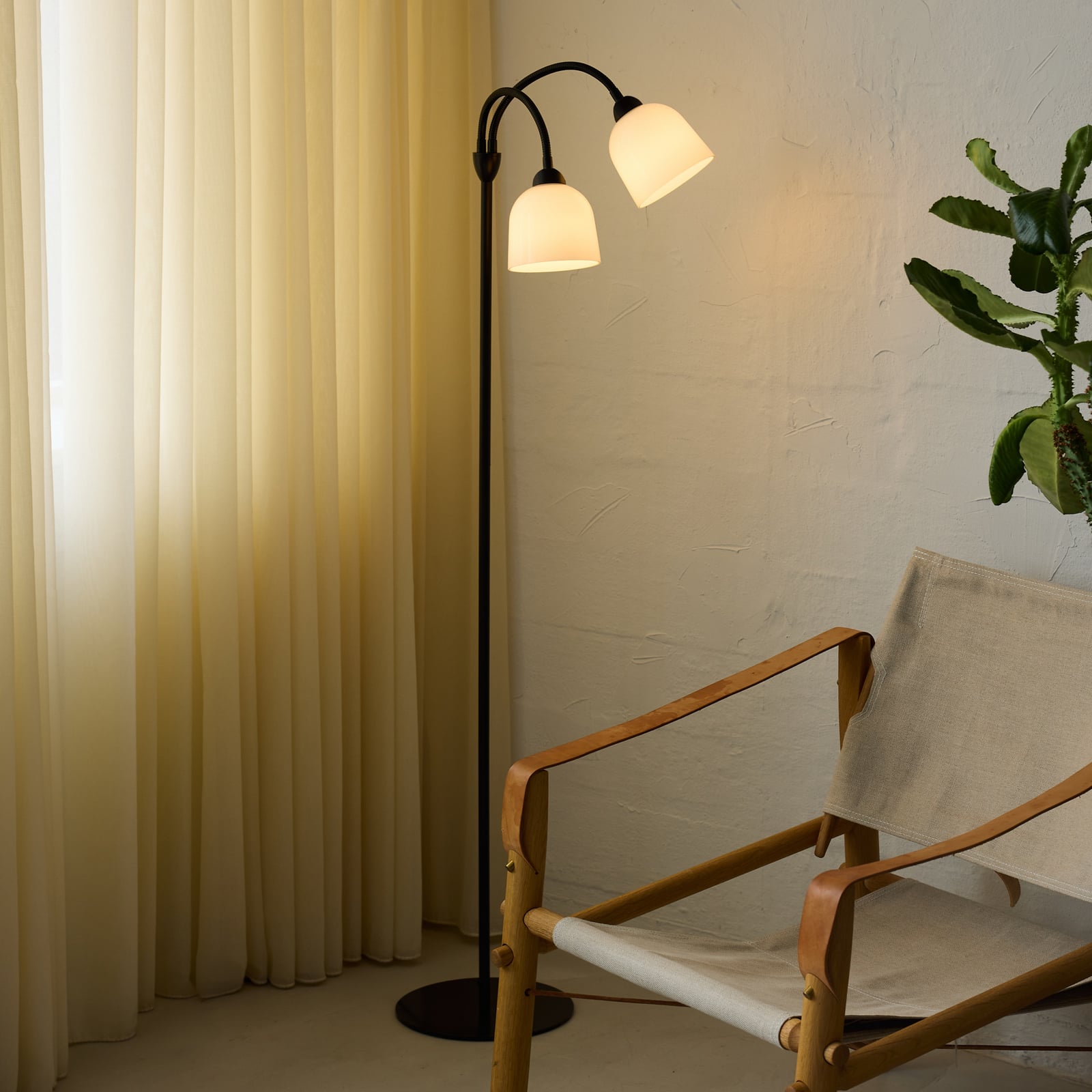 Stojacia lampa GLOW, čierna, výška 130 cm, 2-pl. – Halo Design Stojacia lampa GLOW, čierna, výška 130 cm, 2-pl. – Halo Design