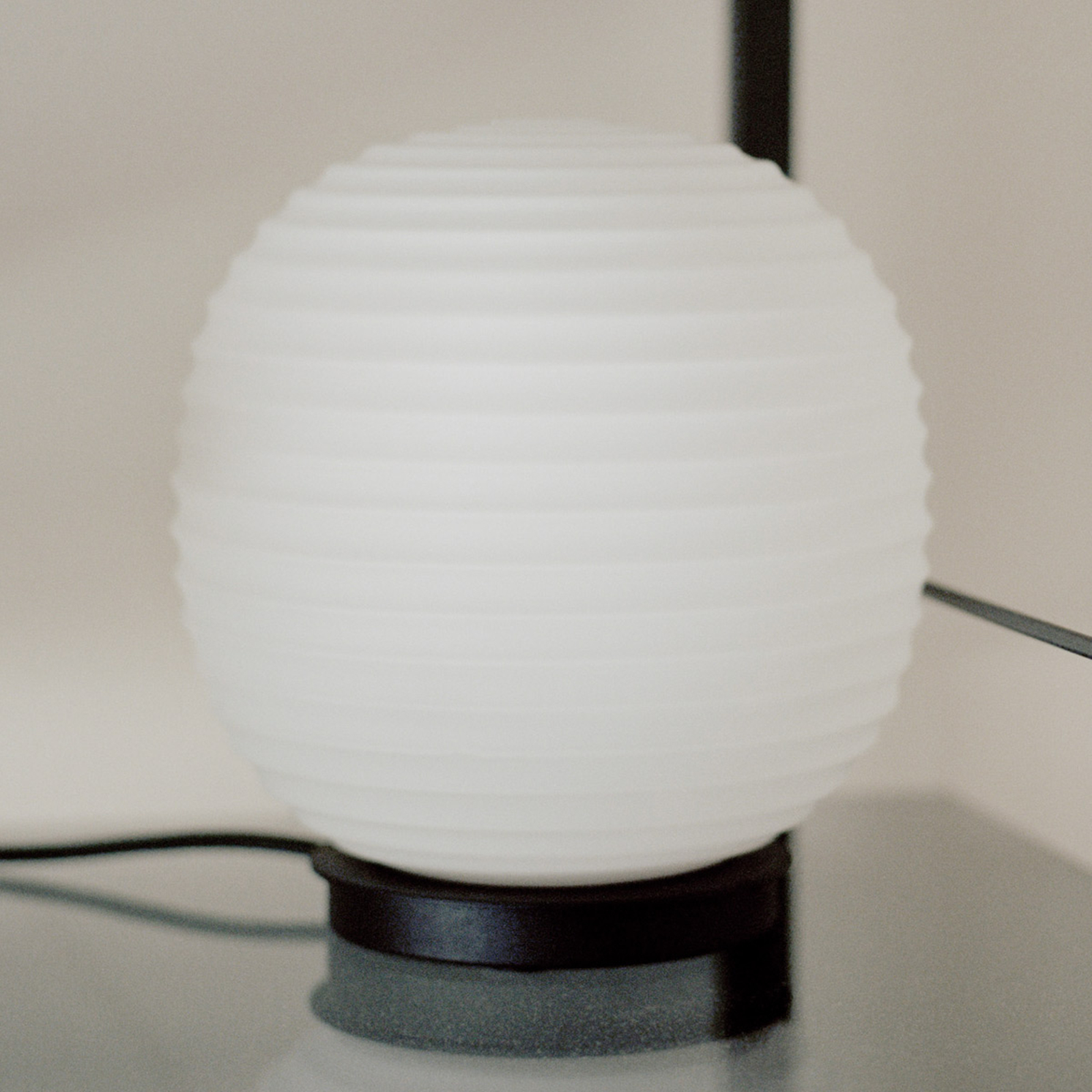 New Works Lantern Globe Small lámpara mesa Ø 20cm