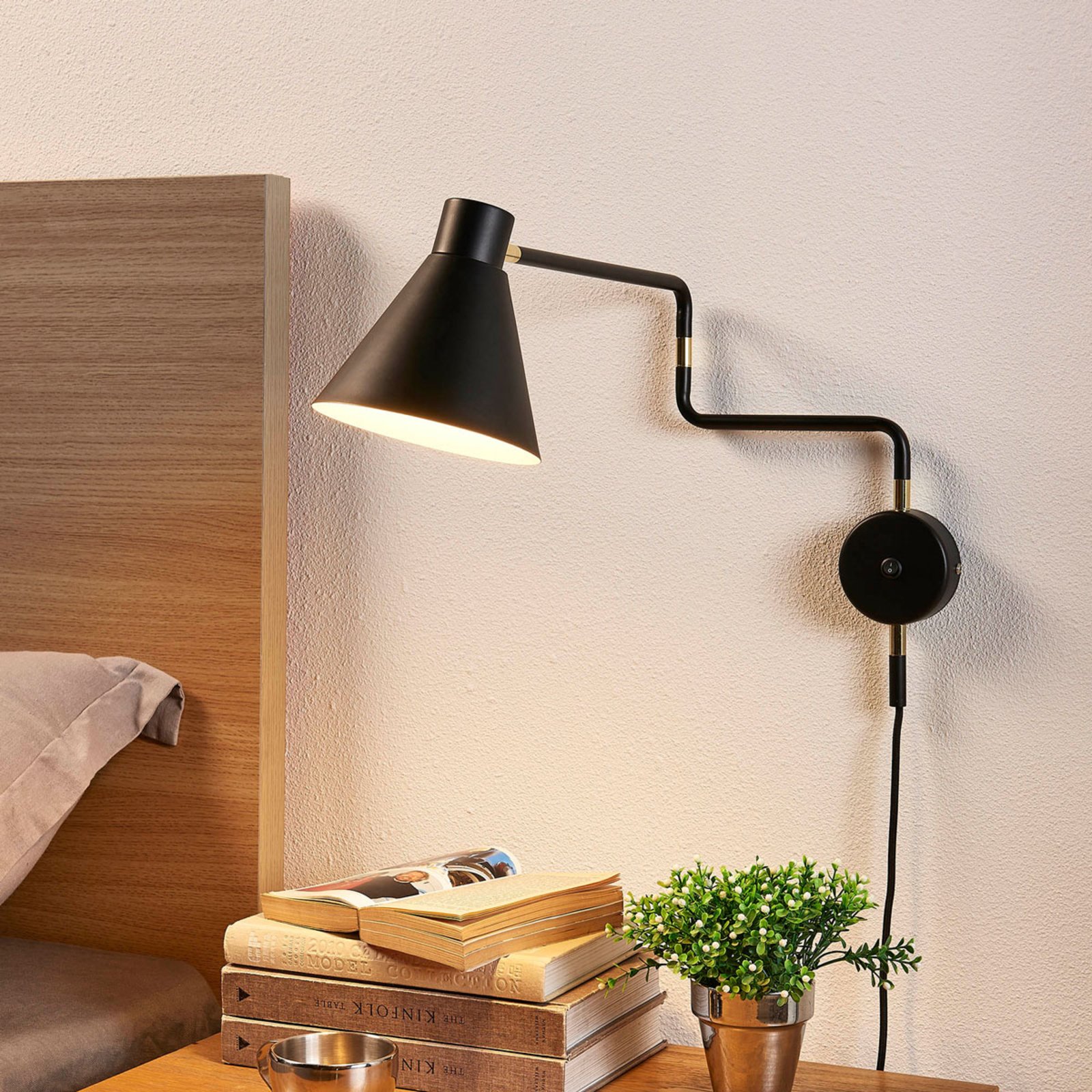 Sweeping Pria LED wall lamp in black