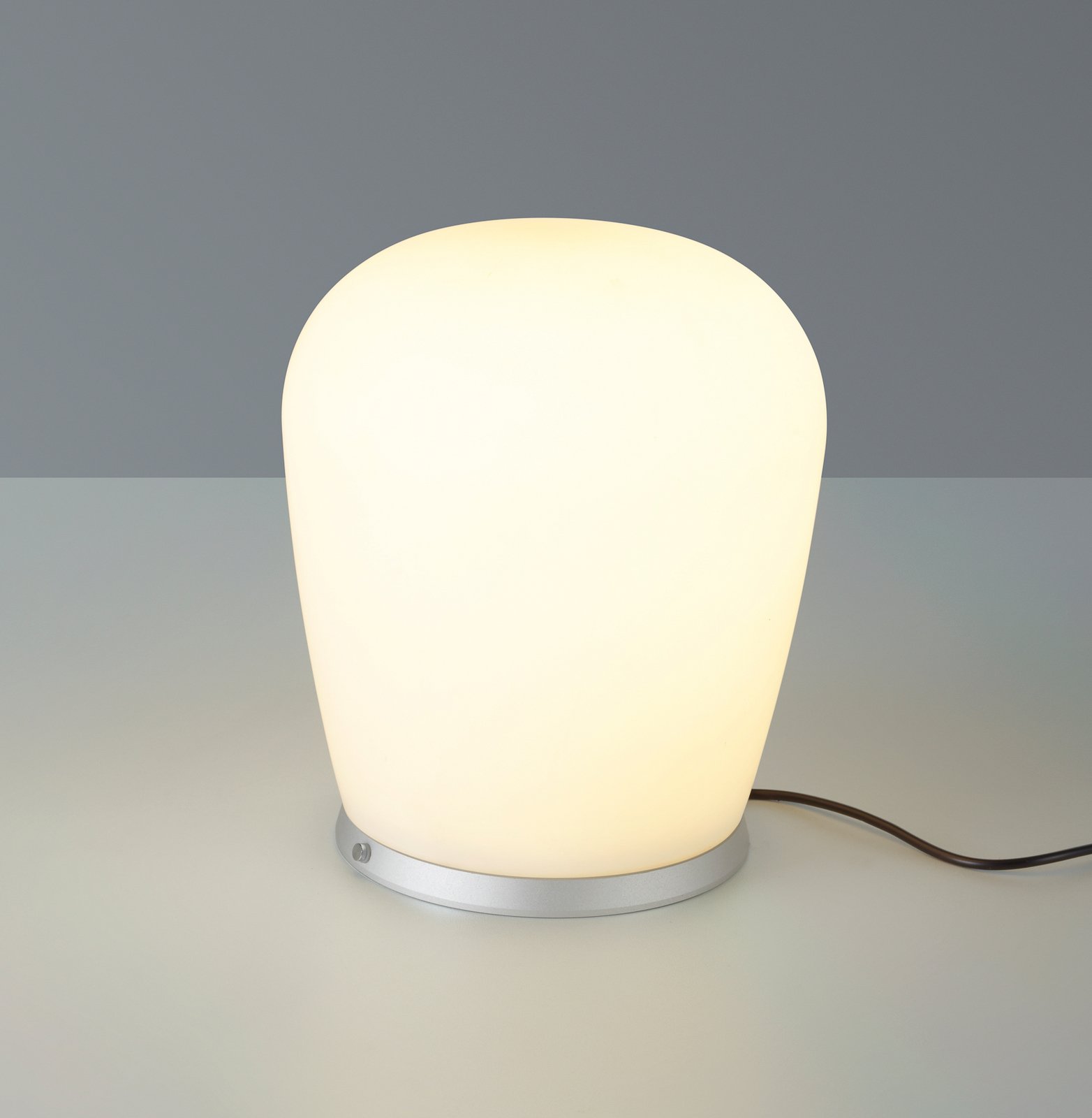 Bopp LED galda lampa Cara, alumīnija krāsā, Ø 18 cm, stikls