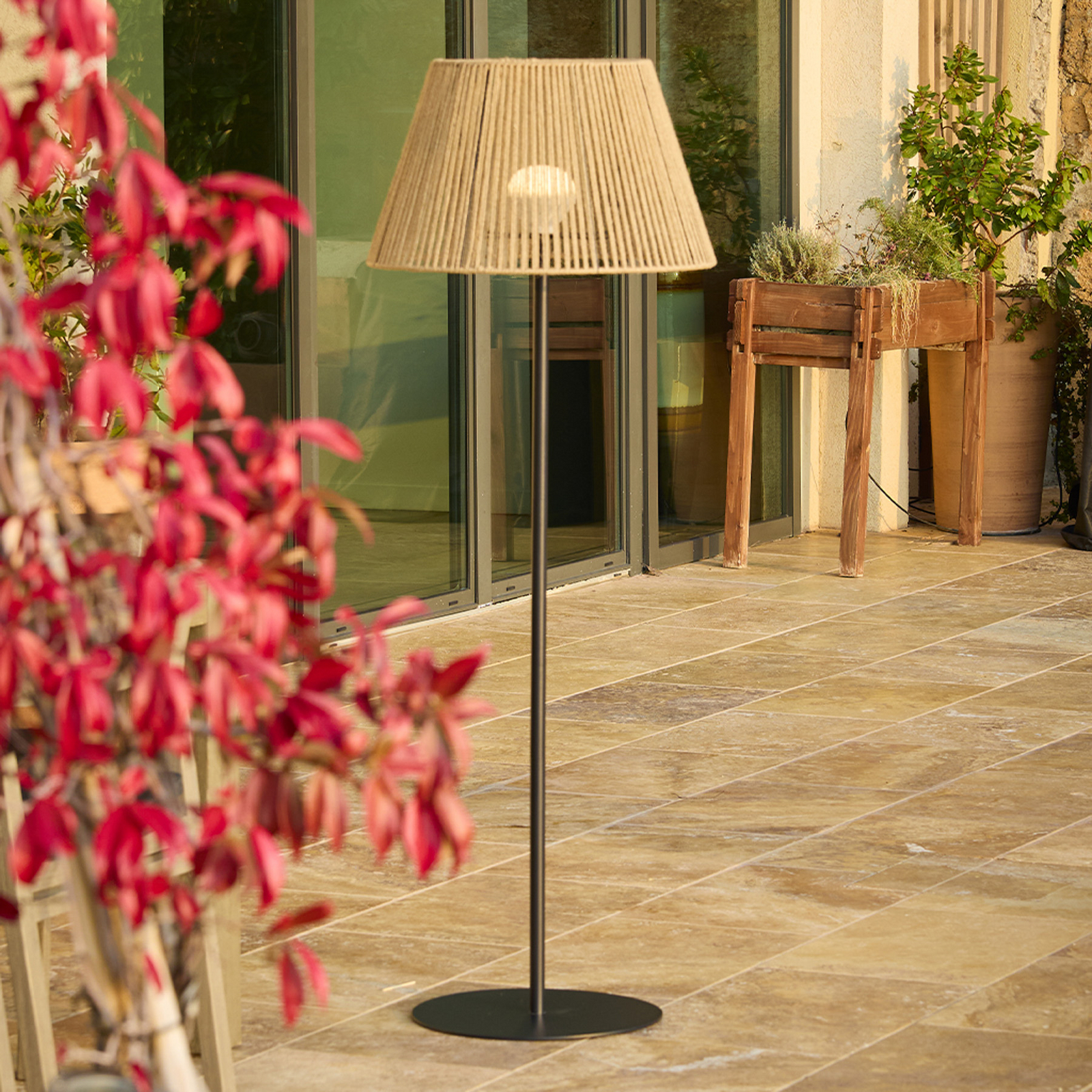 Lámpara de pie LED recargable Raffy, negra/marrón claro, altura 166 cm, IP44 Lámpara de pie LED recargable Raffy, negra/marrón claro, altura 166 cm, IP44