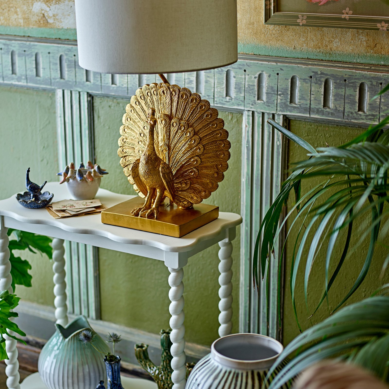 Lampa stołowa Peacock, poliresina, złota, biała - BLOOMINGVILLE Lampa stołowa Peacock, poliresina, złota, biała - BLOOMINGVILLE