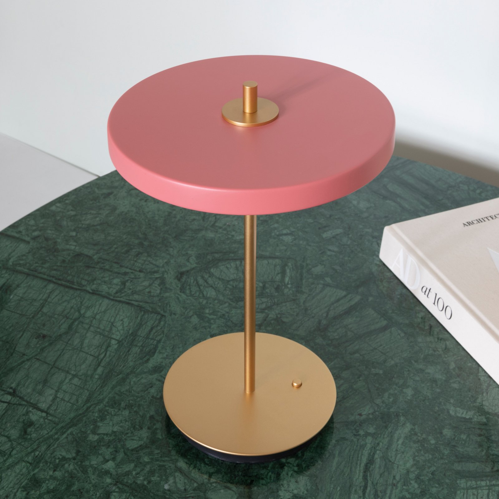 UMAGE LED stolní lampa Asteria Move, růžová/mosaz, 31 cm