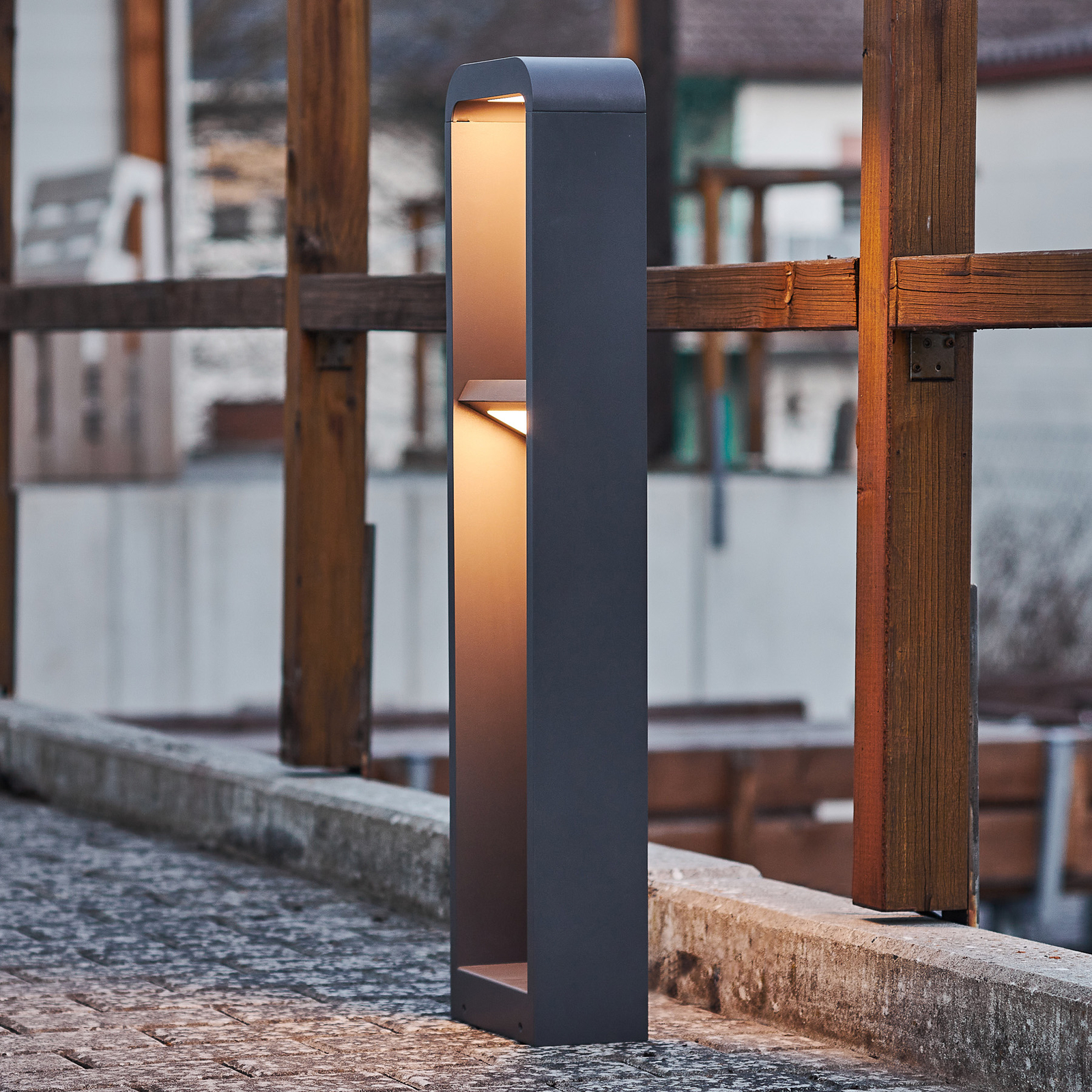 Lindby Darko LED-gånglampa av aluminium 80 cm