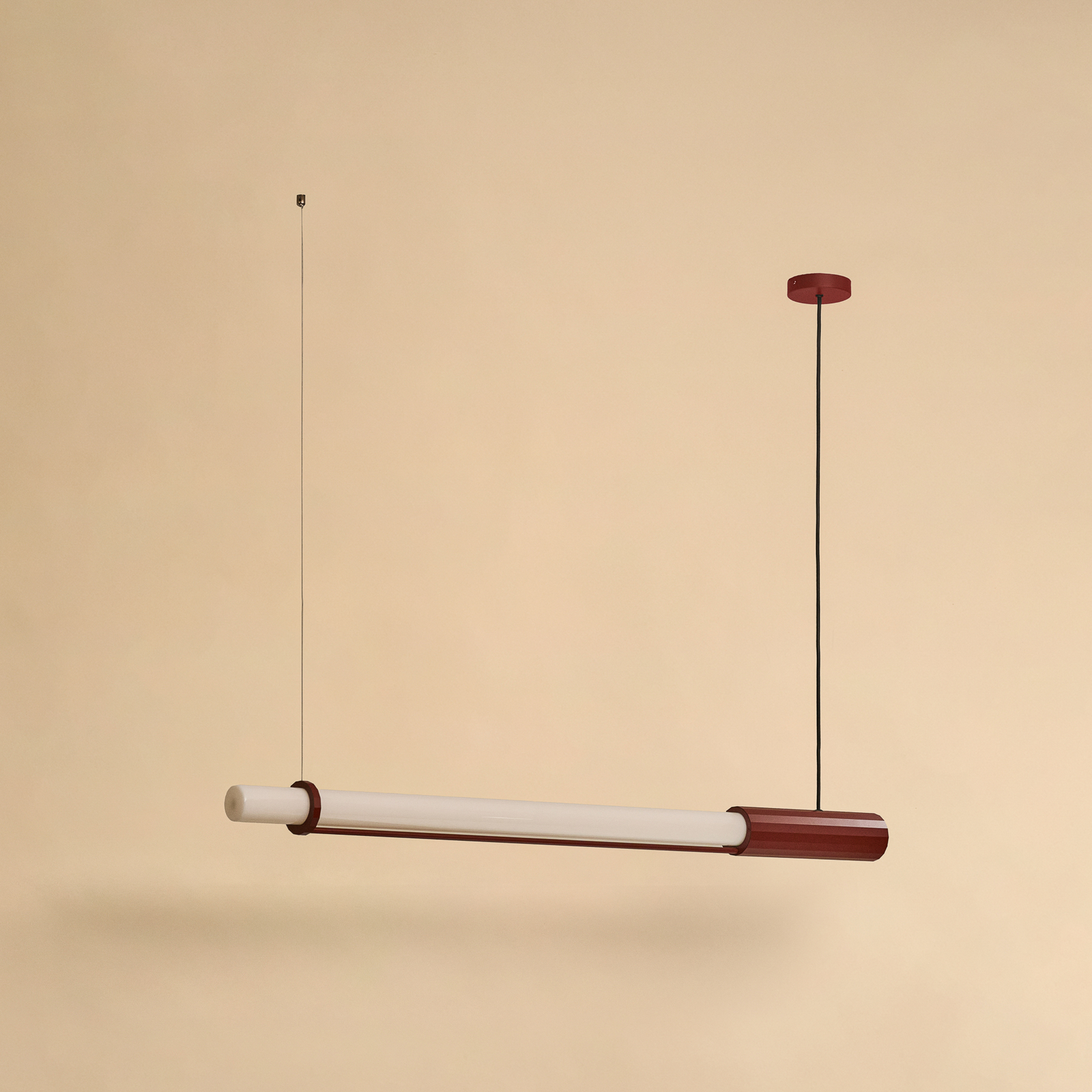 Lampada LED a sospensione In Fine, rossa, lunghezza 105 cm - DCW
