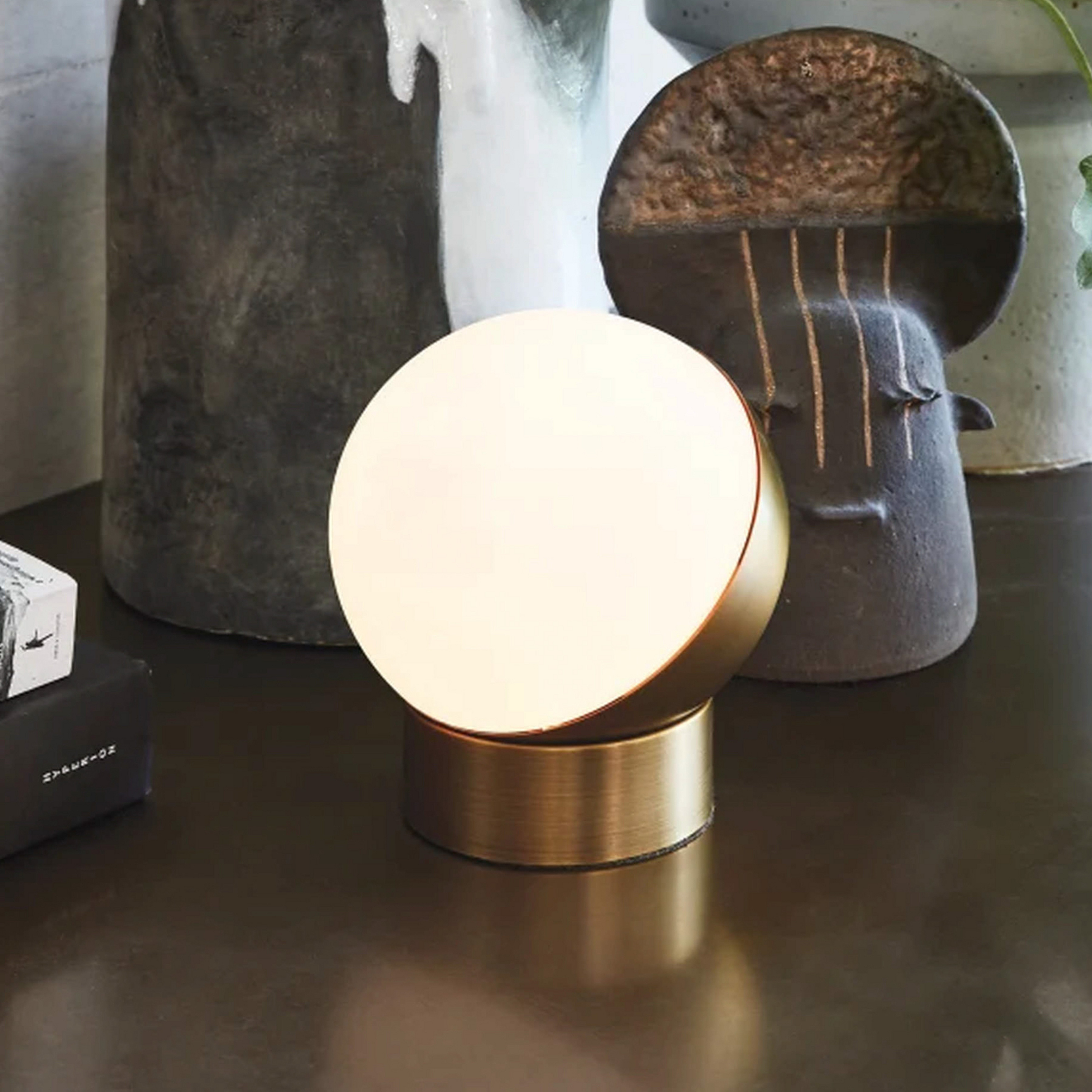 Stolna lampa Beacon Mikoh, metal u boji antiknog mesinga, staklo